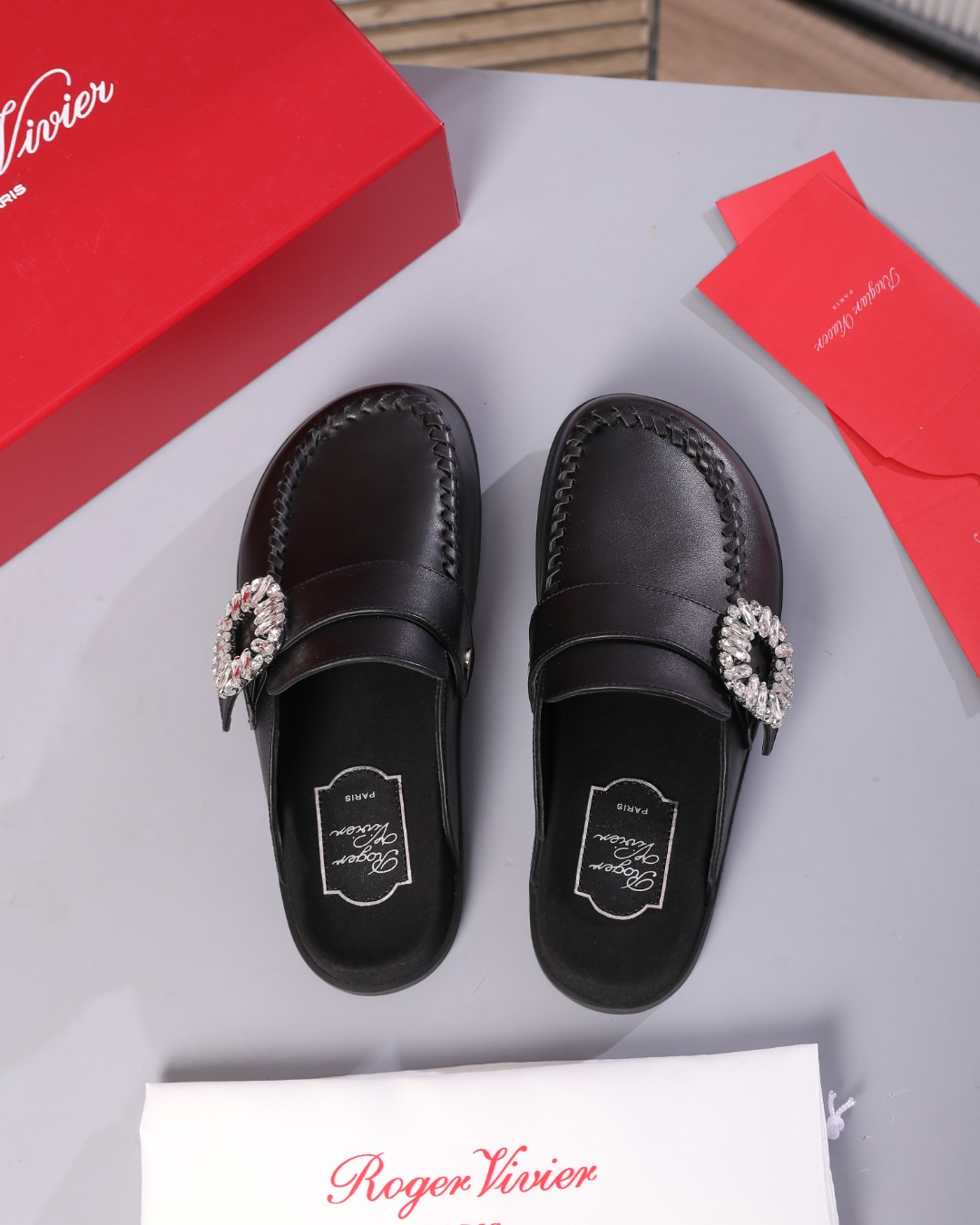 NO:648477,Purchasing version!  Slidy Viv' family new colors, 2025SS new Birkenstock toe mules, casual and simple, first choice for travel. Cowhide material. Adjustable buckle. Logo shining diamond buckle. Original custom rubber outsole recommended for casual wear. Size 35-40 (41 can be customized, non-returnable.), half-shoes, cowhide19860909代购版本！Slidy Viv'家族新配色,2025SS新款勃肯包头穆勒鞋,休闲简约,出行首选. 牛皮材料.可调节扣带.标志闪耀钻扣.大底原版定制橡胶大底推荐搭配休闲装 码数35-40(41可订制,不退换.),半拖毛毛鞋,cowhide,Women's Shoes