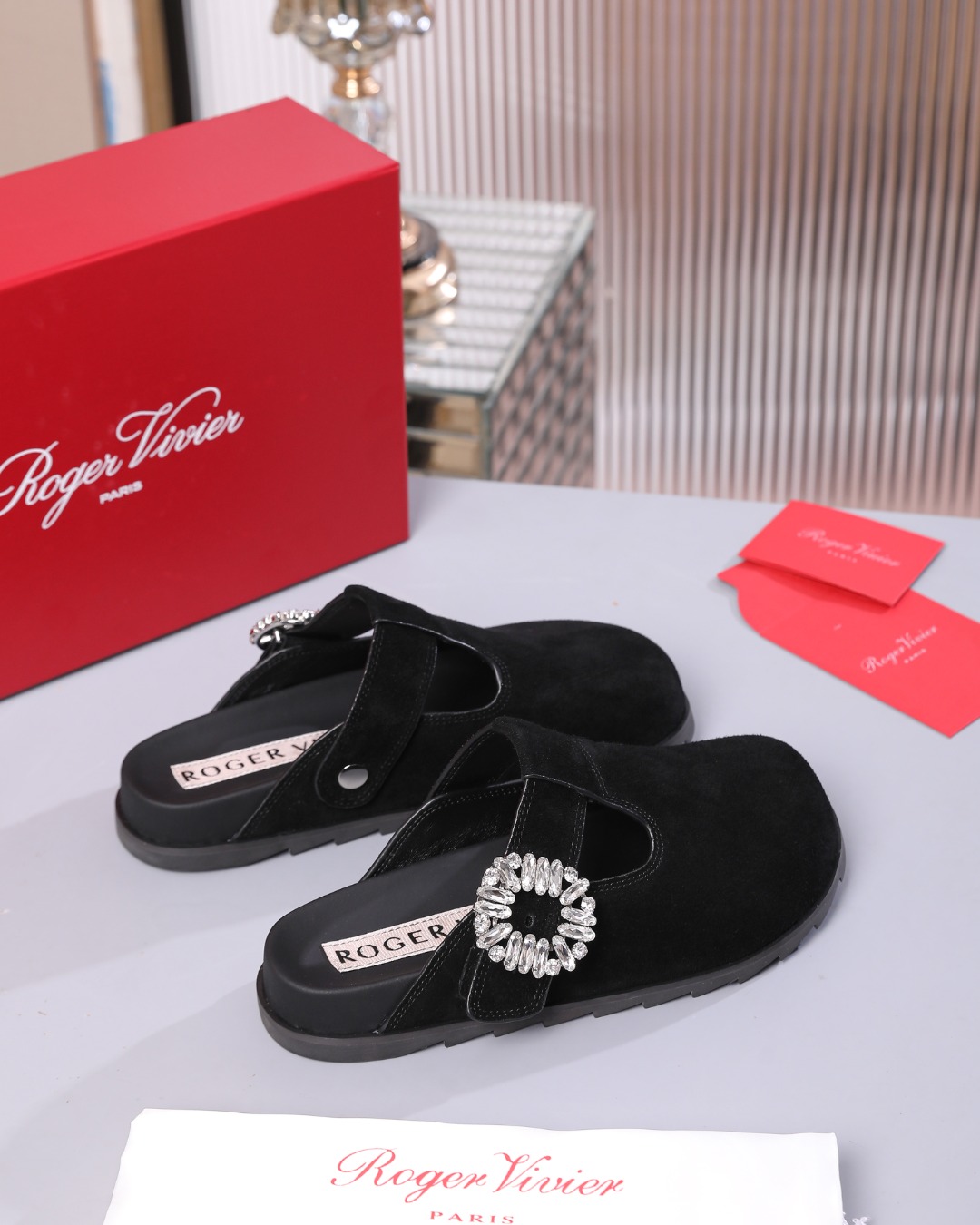 NO:648495,The 2025Slidy Viv' series combines comfortable design with ladylike style, showing a sense of relaxation. This mules is made of suede calfskin, with a T-shaped buckle design, embellished with exquisite diamond-embellished buckles, and a serrated outsole that is stable and comfortable. High-mercerized cowhide upper, sheepskin lining, diamond-shaped square buckle, round toe, comfortable insole, rubber sole, size 35-41, size 41 non-returnable, non-exchangeable  Recommended to match with casual wear, half-flop fur shoes, cowhide, sheepskin198609092025Slidy Viv'系列糅合舒适设计和淑女风格,尽显松弛感.本款穆勒鞋以绒面小牛皮制成,T形扣带设计,点缀精致的闪钻饰扣,锯齿外底平稳舒适. 高丝光牛绒鞋面 羊皮里 闪钻方扣 圆形鞋头 舒适内底 橡胶鞋底 尺码35-41 41码不退不换 格 推荐搭配休闲装,半拖毛毛鞋,cowhide,sheepskin,Women's Shoes