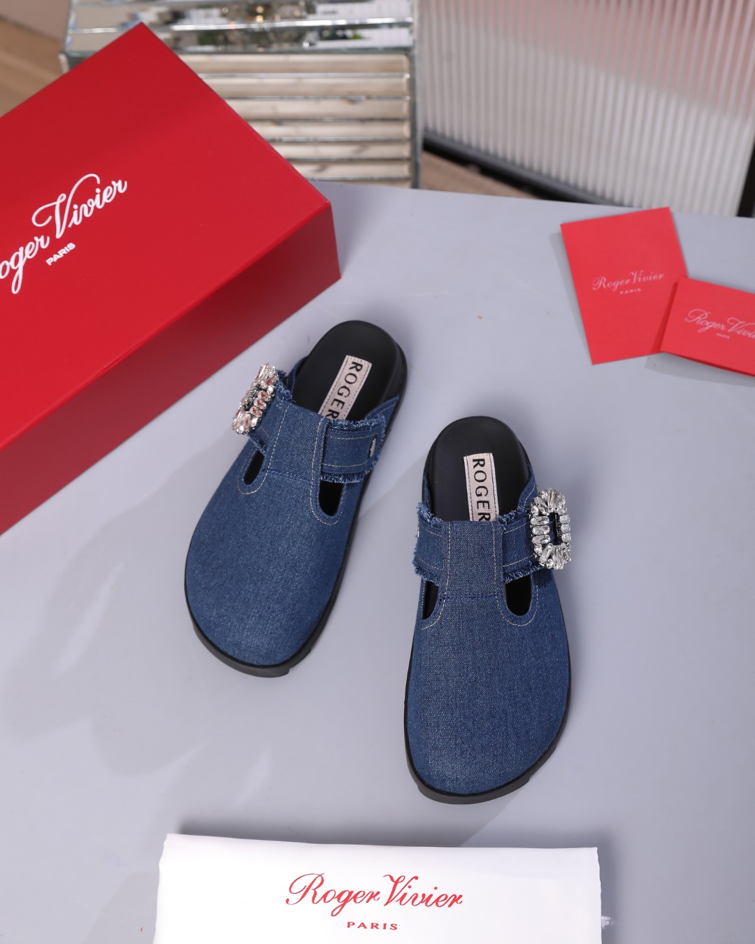 NO:648483,The 2025Slidy Viv' series combines comfortable design with ladylike style, showing a sense of relaxation. This mules is made of suede calfskin, with a T-shaped buckle design, embellished with exquisite diamond-embellished buckles, and a sawtooth outsole that is stable and comfortable. Denim surface, sheepskin lining, diamond-shaped square buckle, round toe, comfortable insole, rubber sole, size 35-41, size 41 non-refundable, non-exchangeable  Recommended to match with casual wear, half-flop fur shoes, cowhide, sheepskin198609092025Slidy Viv'系列糅合舒适设计和淑女风格,尽显松弛感.本款穆勒鞋以绒面小牛皮制成,T形扣带设计,点缀精致的闪钻饰扣,锯齿外底平稳舒适.  牛仔布面羊皮里 闪钻方扣 圆形鞋头 舒适内底 橡胶鞋底 尺码35-41 41码不退不换 格 推荐搭配休闲装,半拖毛毛鞋,cowhide,sheepskin,Women's Shoes