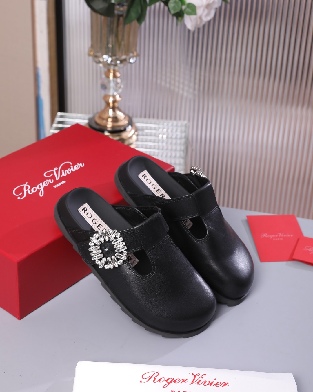 NO:648489,The 2025Slidy Viv' series combines comfortable design with ladylike style, showing a sense of relaxation. This mules is made of suede calfskin, with a T-shaped buckle design, embellished with exquisite diamond-embellished buckles, and a serrated outsole that is stable and comfortable. Cowhide upper, sheepskin lining, diamond-shaped square buckle, round toe, comfortable insole, rubber sole, size 35-41, size 41 non-refundable, non-exchangeable  Recommended to match with casual wear, half-flop fur shoes, cowhide, sheepskin198609092025Slidy Viv'系列糅合舒适设计和淑女风格,尽显松弛感.本款穆勒鞋以绒面小牛皮制成,T形扣带设计,点缀精致的闪钻饰扣,锯齿外底平稳舒适. 牛皮鞋面 羊皮里 闪钻方扣 圆形鞋头 舒适内底 橡胶鞋底 尺码35-41 41码不退不换 格 推荐搭配休闲装,半拖毛毛鞋,cowhide,sheepskin,Women's Shoes