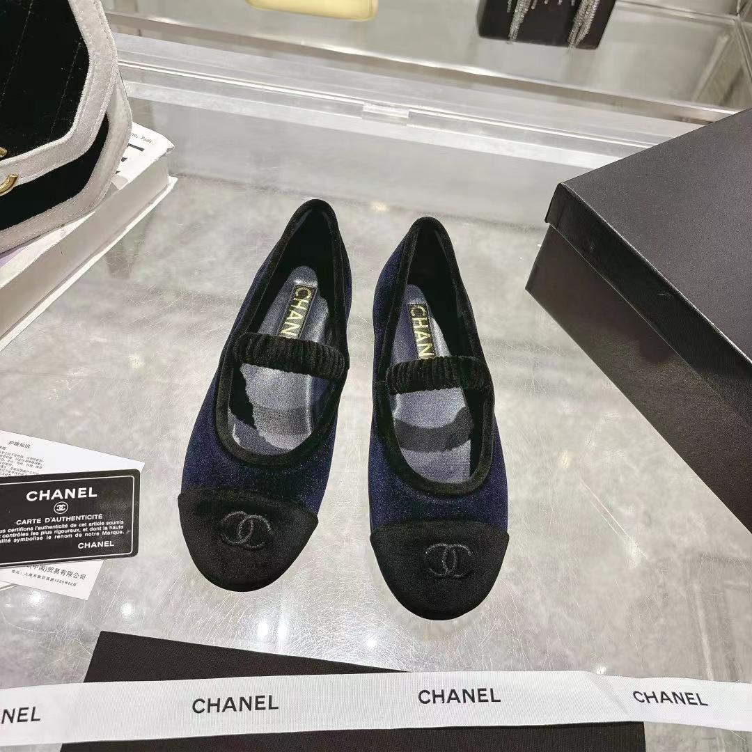 NO:441393,(Top version) CHANEL Xiaoxiang 25ss|Mary Zhen silk velvet small single shoes, versatile spring, summer and autumn style, electric embroidered with double C logo embellishment. The wrapping ability on the feet is very good, the feet look slimming, the style is novel and fashionable, the craftsmanship is perfect, and the design feels really super exquisite!  Five colors available [Strong] Fabric silk velvet inner, tiptoe imported high-quality sheepskin, outsole genuine leather soles silk velvet face 3 colors available Size 35---39 (40 customized custom-made non-return and exchange), single shoes, chanel, mary jane, sheepskin, real silk, Leather soles19860909（顶级版本） CHANEL小香 25ss|玛丽珍真丝丝绒小单鞋 春夏秋百搭款,鞋头电绣双C logo点缀. 上脚包裹性非常好,上脚显瘦,款式新颖时尚,工艺完美呈现,设计感真的是超级精致！五色可选[强] 面料真丝丝绒 内里、踮脚进口优质羊皮 大底真皮大底 真丝丝绒面3色可选 码数35---39（40定做不退换）,单鞋,chanel,mary jane,sheepskin,real silk,Leather soles,Women's Shoes