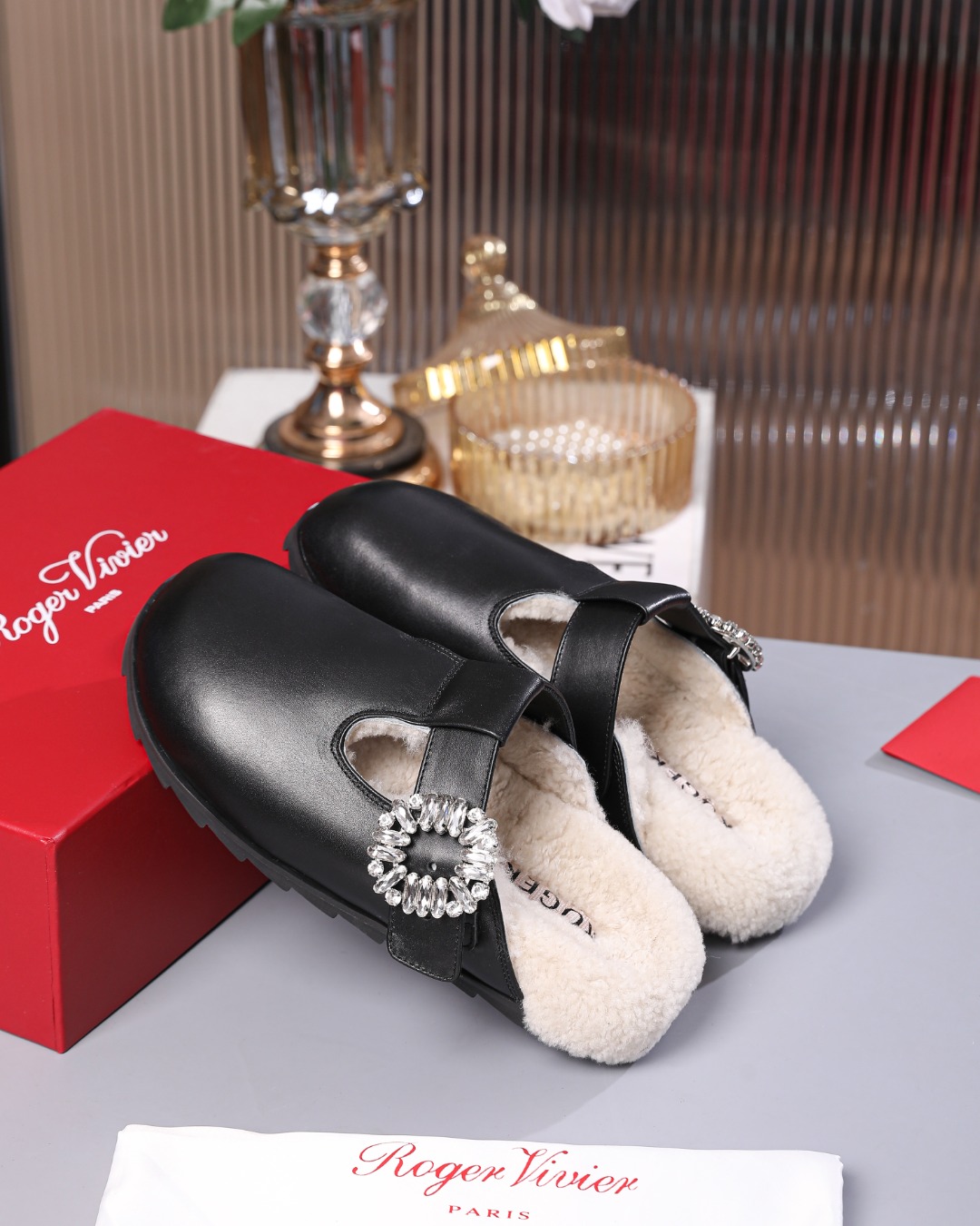 NO:648444,2025【Roge* Vivie*】Rv classic diamond buckle casual flat-bottomed toe-toe comfortable home furry slippers. Soft and fluffy fur integrated, comfortable and warm feet! Thick sole design is non-slip and comfortable to increase height and lengthen the legs! Autumn and winter matching socks are casual and lazy. The upper feet are really good-looking and fashionable!  Code number 35-39 (40 can be customized, non-returnable.) Purchasing version!  ,half-flop furry shoes,roger vivor,slippers,cowhide,socks198609092025【Roge* Vivie*】Rv经典钻扣休闲平底包头舒适居家毛毛拖鞋 柔软蓬松的皮毛一体,舒服暖脚! 厚底设计防滑舒适增高显腿长! 秋冬搭配袜子休闲又慵懒 上脚真的好看又时髦! 面料黑色牛皮奥钻钻扣（施华洛旗下） 里料 垫脚特级皮毛一体 大底原版定制橡胶大底 码数35-39(40可订制,不退换.) 代购版本！,半拖毛毛鞋,roger vivier,slippers,cowhide,socks,Women's Shoes