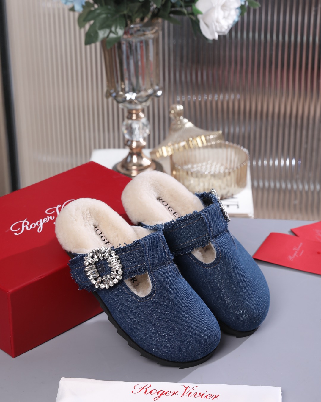NO:648448,2025【Roge* Vivie*】Rv classic diamond buckle casual flat-bottomed toe-toe comfortable home fur slippers. Soft and fluffy fur integrated, comfortable and warm feet! Thick sole design is non-slip and comfortable to increase height and lengthen the legs! Autumn and winter matching socks are casual and lazy. The upper feet are really good-looking and fashionable! Fabric denim diamond diamond buckle (under Swarovski) lining, foot padding, premium fur integrated outsole, original customized rubber outsole  Code number 35-39 (40 can be customized, non-returnable.) Purchasing version!  ,half-flop furry shoes,roger vivor,slippers,socks198609092025【Roge* Vivie*】Rv经典钻扣休闲平底包头舒适居家毛毛拖鞋 柔软蓬松的皮毛一体,舒服暖脚! 厚底设计防滑舒适增高显腿长! 秋冬搭配袜子休闲又慵懒 上脚真的好看又时髦! 面料牛仔布奥钻钻扣（施华洛旗下） 里料 垫脚特级皮毛一体 大底原版定制橡胶大底 码数35-39(40可订制,不退换.) 代购版本！,半拖毛毛鞋,roger vivier,slippers,socks,Women's Shoes