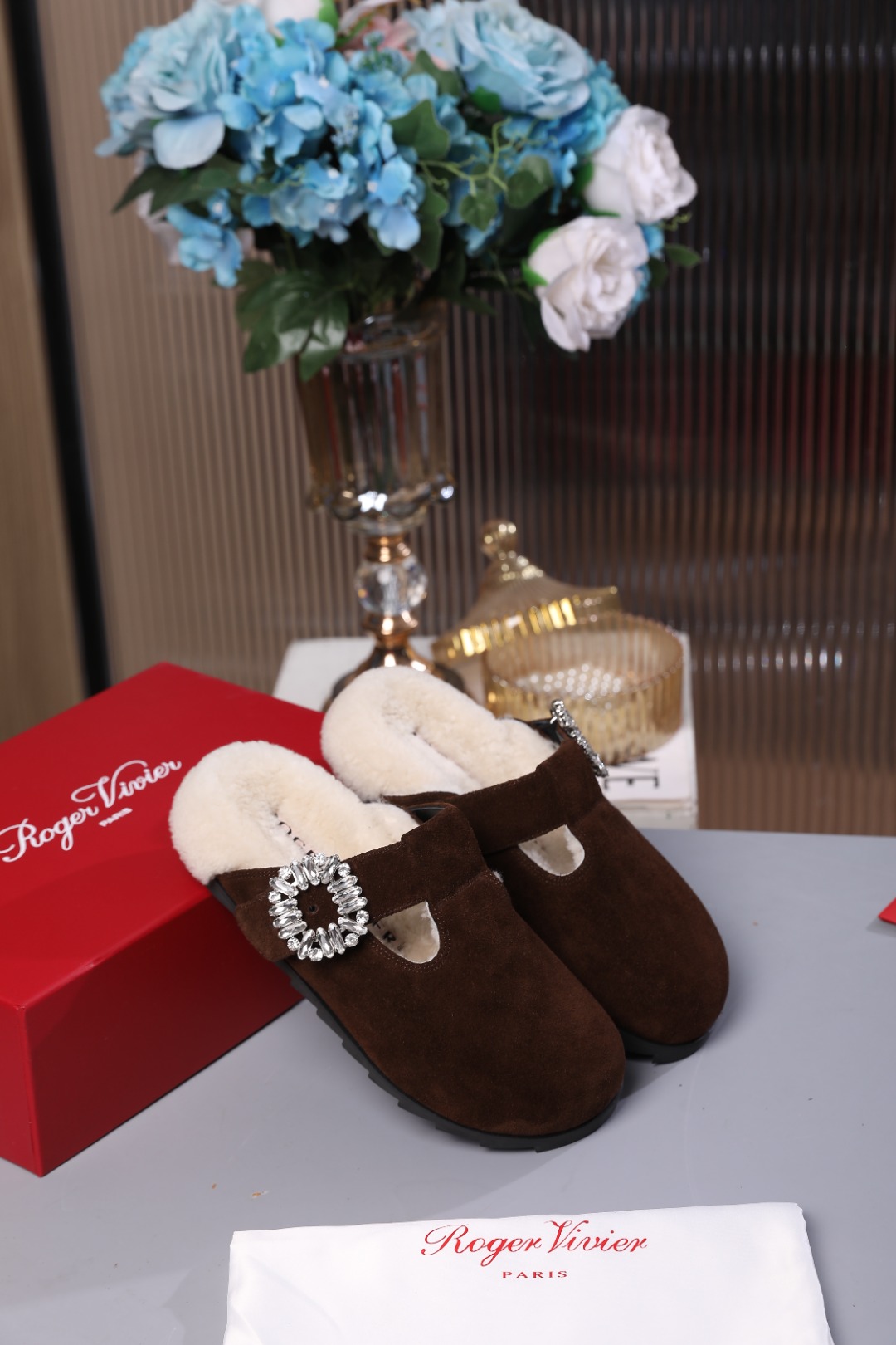 NO:648452,2025【Roge* Vivie*】Rv classic diamond buckle casual flat toe toe comfortable home furry slippers. Soft and fluffy fur integrated, comfortable and warm feet! Thick sole design is non-slip and comfortable to increase height and lengthen the legs! Autumn and winter matching socks are casual and lazy. The upper feet are really good-looking and fashionable! Fabric Brown cowboy diamond buckle (under Swarovski) Lining Extra-grade fur integrated foot pad Original customized rubber outsole  Code number 35-39 (40 can be customized, non-returnable.) Purchasing version!  ,half-flop furry shoes,roger vivor,slippers,socks198609092025【Roge* Vivie*】Rv经典钻扣休闲平底包头舒适居家毛毛拖鞋 柔软蓬松的皮毛一体,舒服暖脚! 厚底设计防滑舒适增高显腿长! 秋冬搭配袜子休闲又慵懒 上脚真的好看又时髦! 面料棕色牛猄奥钻钻扣（施华洛旗下） 里料 垫脚特级皮毛一体 大底原版定制橡胶大底 码数35-39(40可订制,不退换.) 代购版本！,半拖毛毛鞋,roger vivier,slippers,socks,Women's Shoes