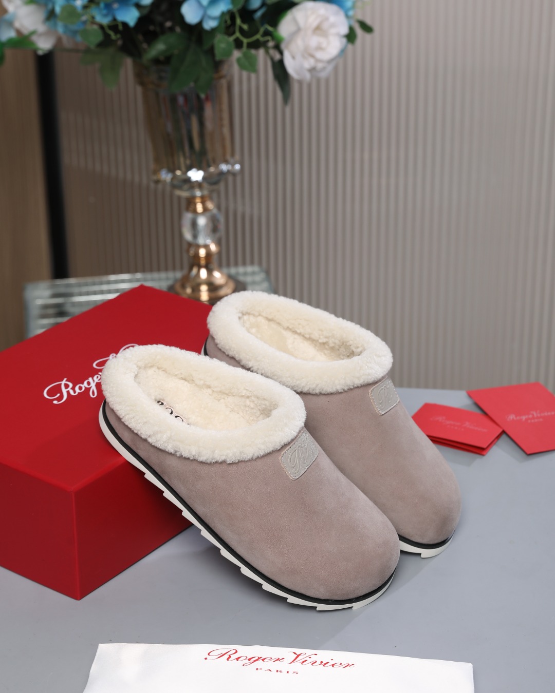 NO:648440,Purchasing version!  2025【Roge* Vivie*】Rv classic retro furry toe-cap slippers!  Paired with an embossed logo on the shoe collar, comfortable insole and indented rubber sole. Classic and elegant yet practical. Gray sheepskin upper, wool lining, round toe, rubber sole, size 35-40, size 40 non-returnable and non-exchangeable. Recommended for casual wear. Suitable for autumn and winter seasons, half-slip fur shoes, roger vivor, slippers, sheep.19860909代购版本！2025【Roge* Vivie*】Rv经典复古毛毛包头拖鞋！搭配鞋口压纹商标、舒适内底以及带凹痕橡胶鞋底.经典优雅又不失实用性.  灰色羊猄鞋面  羊毛内里  圆形鞋头  橡胶鞋底  尺码35-40 40码不退不换  推荐搭配休闲装  适应季节秋冬,半拖毛毛鞋,roger vivier,slippers,sheep,Women's Shoes