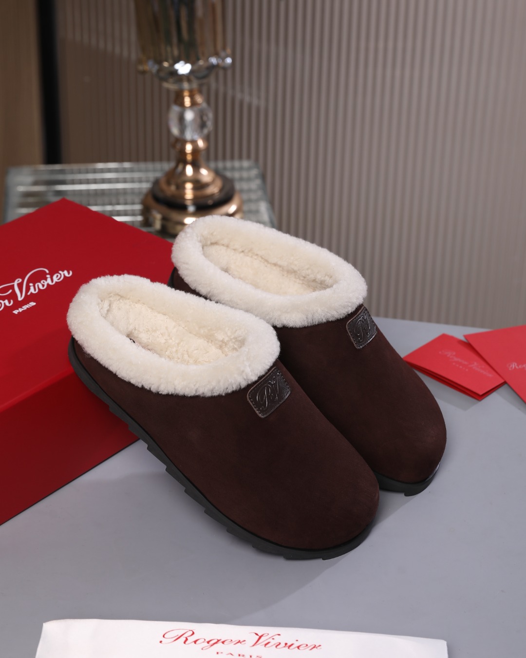 NO:648507,Purchasing version!  2025【Roge* Vivie*】Rv classic retro furry toe-cap slippers!  Paired with an embossed logo on the shoe collar, comfortable insole and indented rubber sole. Classic and elegant yet practical. Maroon sheepskin upper, wool lining, round toe, rubber sole, size 35-40, size 40 non-refundable, recommended for casual wear, suitable for autumn and winter seasons, semi-slippers, roger vivor, slippers, sheep19860909代购版本！2025【Roge* Vivie*】Rv经典复古毛毛包头拖鞋！搭配鞋口压纹商标、舒适内底以及带凹痕橡胶鞋底.经典优雅又不失实用性.  栗色羊猄鞋面  羊毛内里  圆形鞋头  橡胶鞋底  尺码35-40 40码不退不换  推荐搭配休闲装  适应季节秋冬,半拖毛毛鞋,roger vivier,slippers,sheep,Women's Shoes