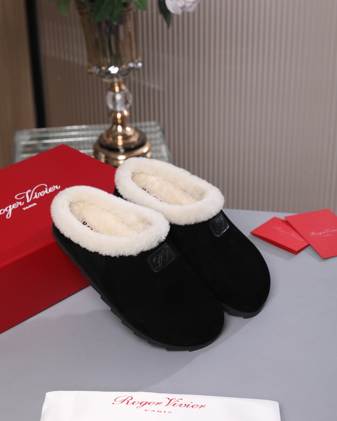 NO:648501,Purchasing version!  2025【Roge* Vivie*】Rv classic retro furry toe-cap slippers!  Paired with embossed logo on the shoe collar, comfortable insole and indented rubber sole. Classic and elegant yet practical. Black sheepskin upper, wool lining, round toe, rubber sole. Size 35-40. Size 40 is non-returnable and non-exchangeable. Recommended to be worn with casual wear. Suitable for autumn and winter seasons, semi-slippers, roger vivor, slippers, sheep.19860909代购版本！2025【Roge* Vivie*】Rv经典复古毛毛包头拖鞋！搭配鞋口压纹商标、舒适内底以及带凹痕橡胶鞋底.经典优雅又不失实用性.  黑色羊猄鞋面  羊毛内里  圆形鞋头  橡胶鞋底  尺码35-40 40码不退不换  推荐搭配休闲装  适应季节秋冬,半拖毛毛鞋,roger vivier,slippers,sheep,Women's Shoes