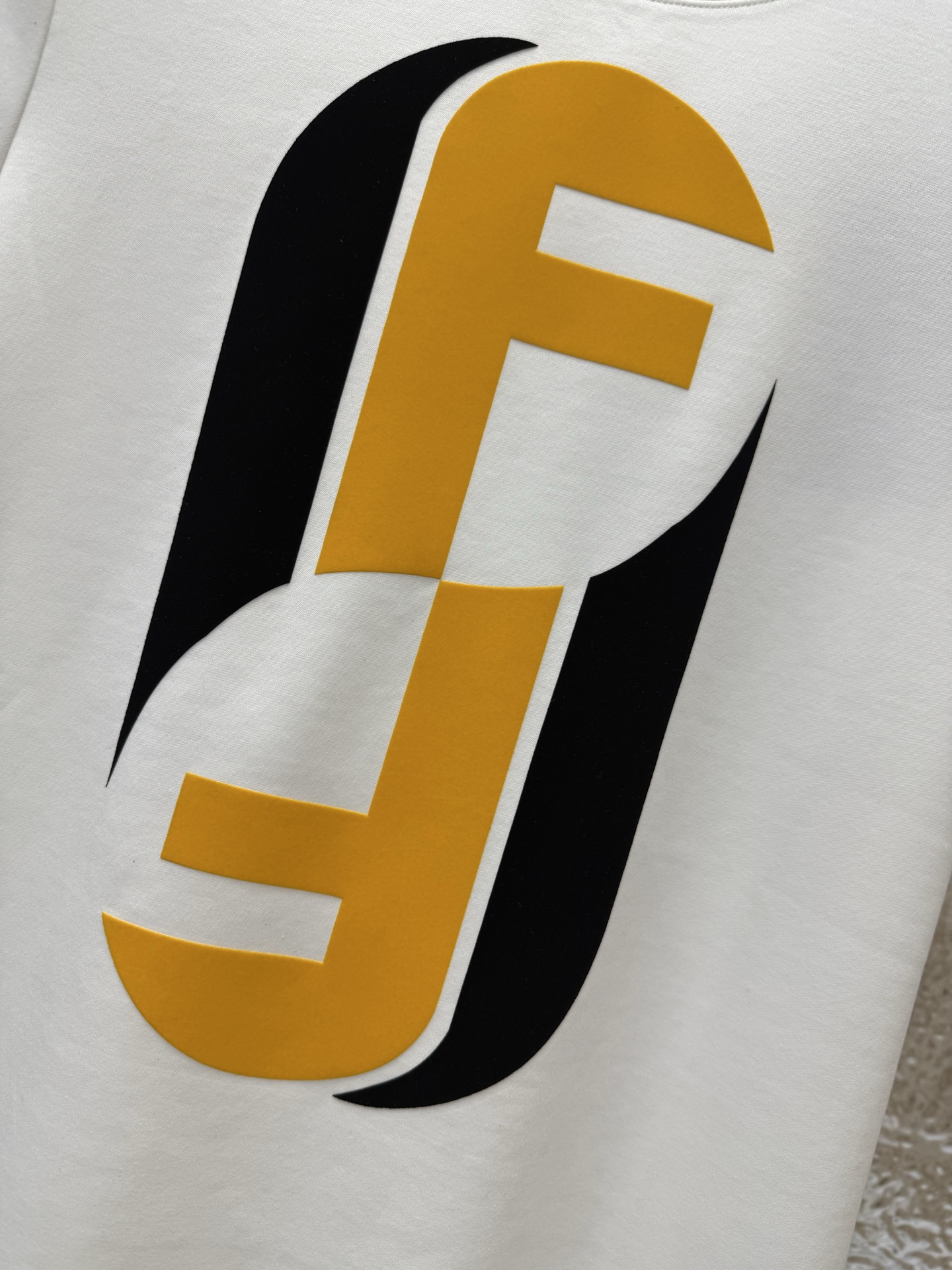 FENDI 2025 早秋新品260克厚款高密水柔棉面料双F标识📎图案进口植绒工艺，高密水柔棉作为一款非