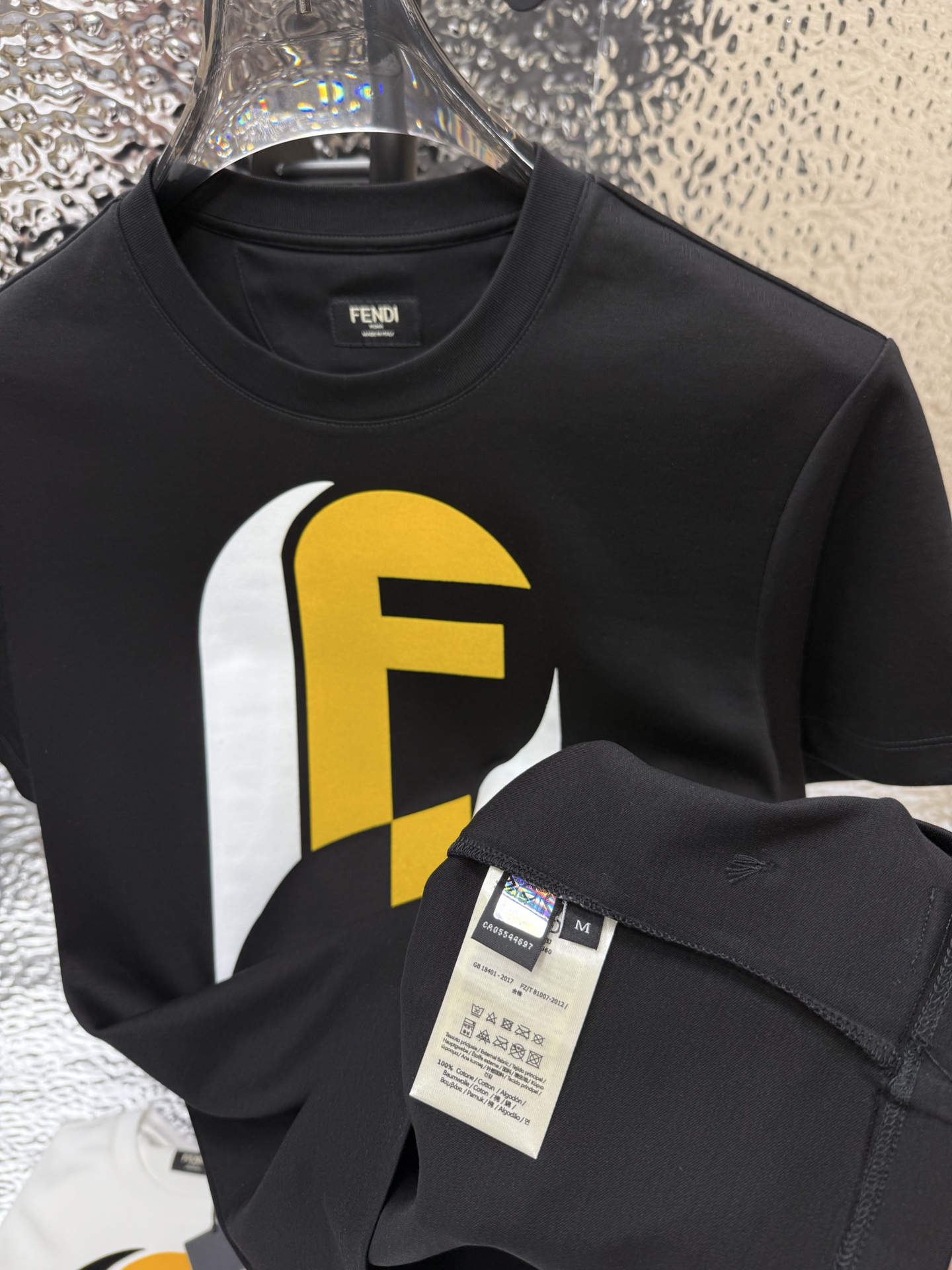 FENDI 2025 早秋新品260克厚款高密水柔棉面料双F标识📎图案进口植绒工艺，高密水柔棉作为一款非