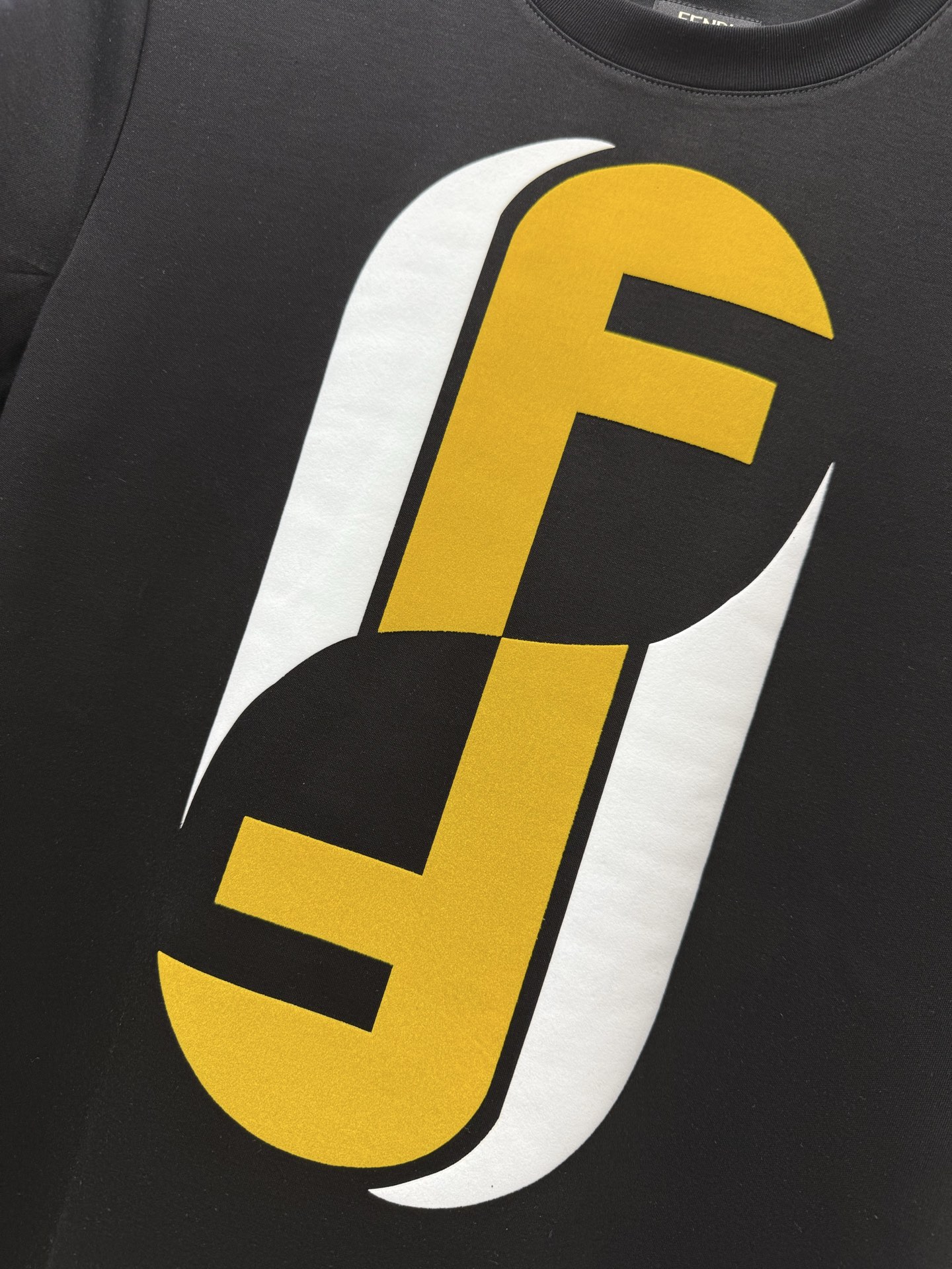 FENDI 2025 早秋新品260克厚款高密水柔棉面料双F标识📎图案进口植绒工艺，高密水柔棉作为一款非