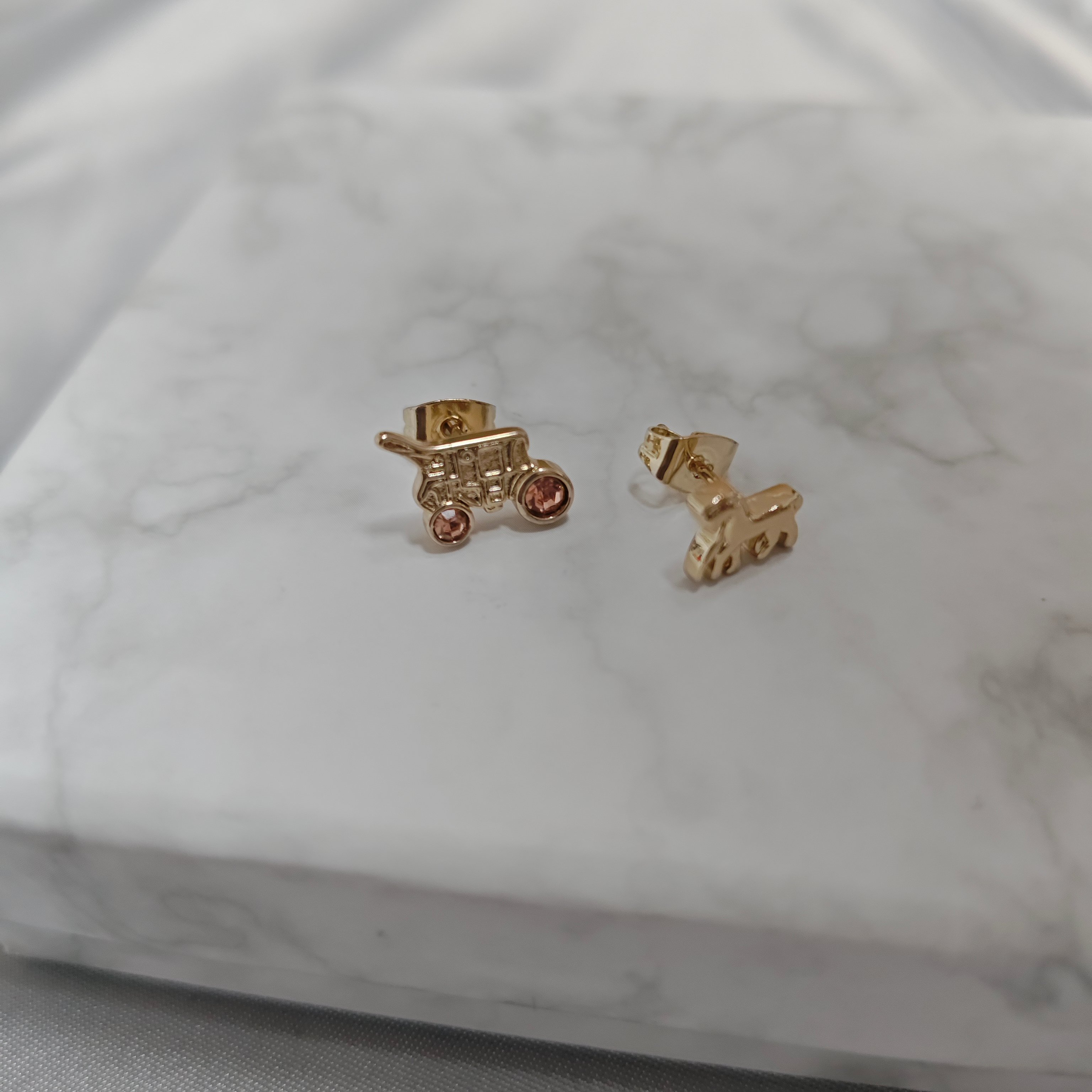 ￥98蔻驰耳钉：高品质蔻家简约马车耳钉女友精致时尚潮流情人节日礼物送闺蜜