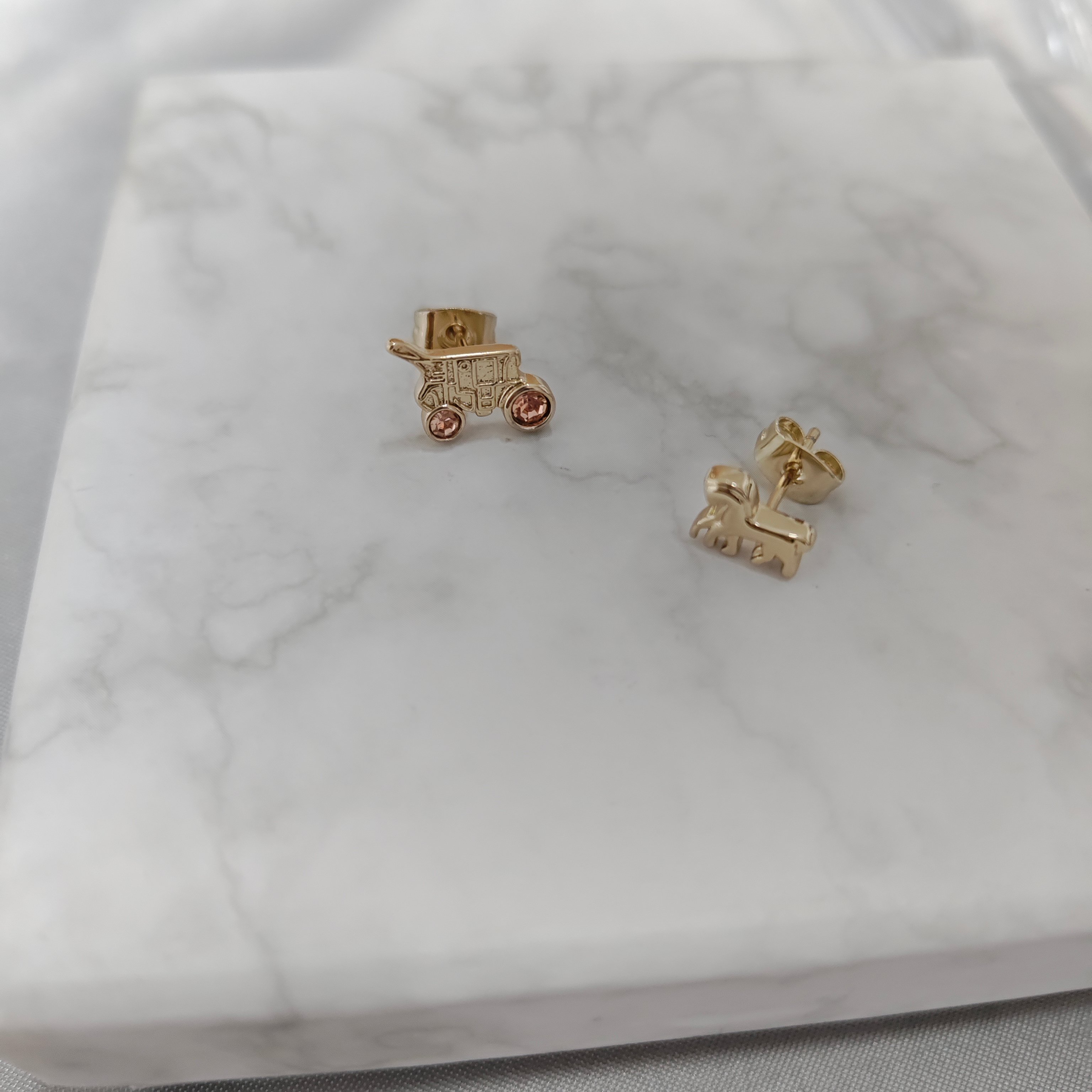 ￥98蔻驰耳钉：高品质蔻家简约马车耳钉女友精致时尚潮流情人节日礼物送闺蜜