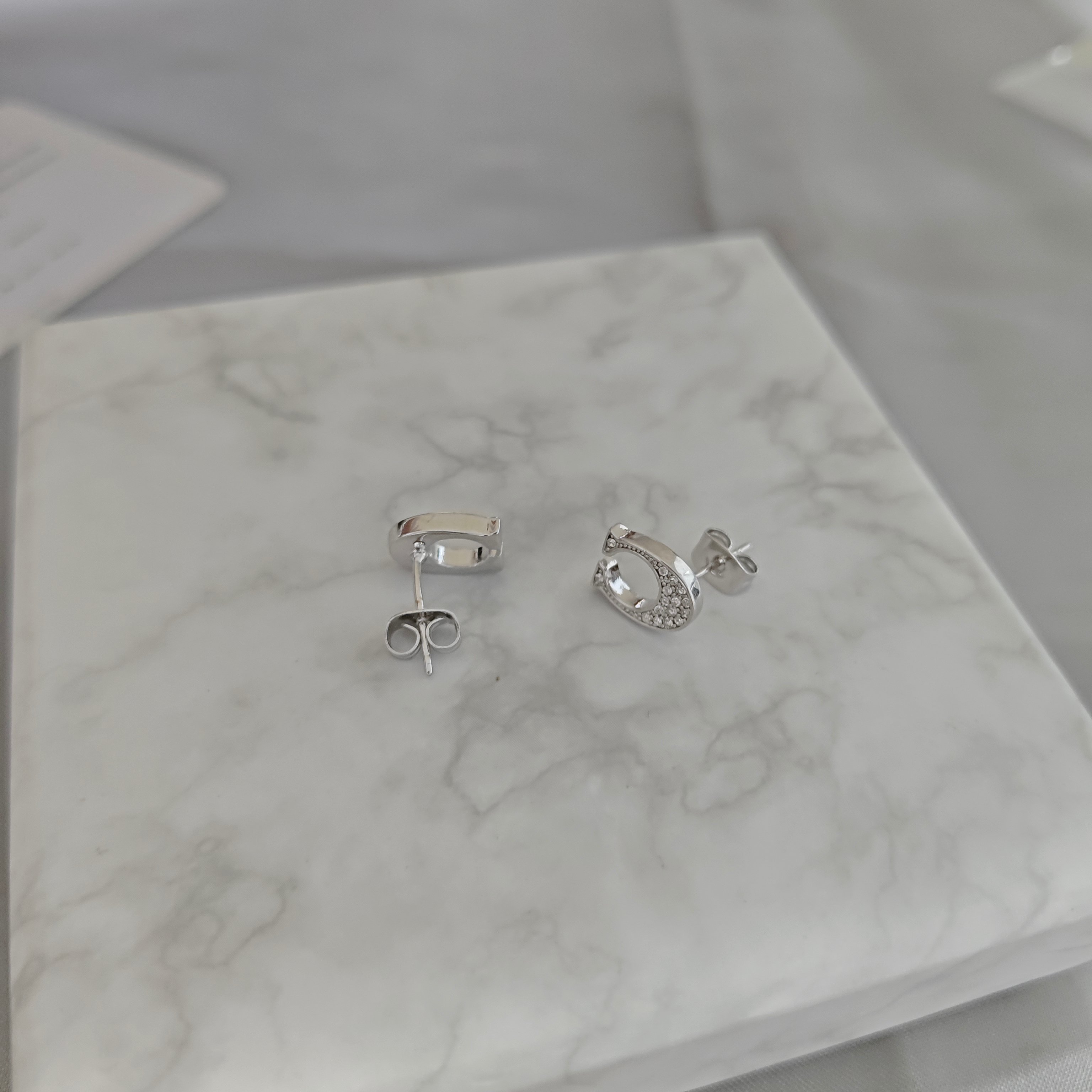 ￥98蔻驰耳钉：COA满钻字母耳钉小马蹄高级耳钉镶钻精致耳钉