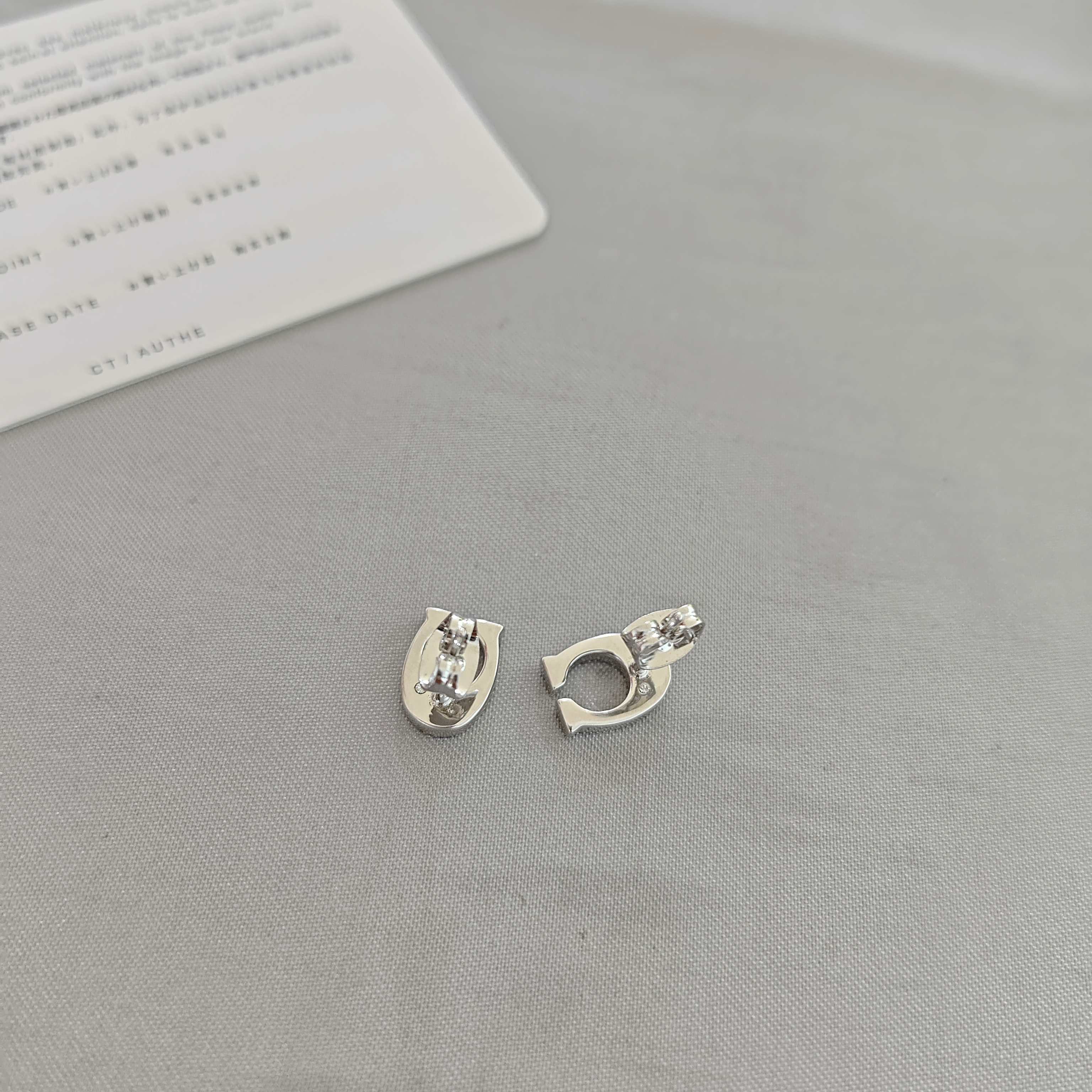 ￥98蔻驰耳钉：COA满钻字母耳钉小马蹄高级耳钉镶钻精致耳钉