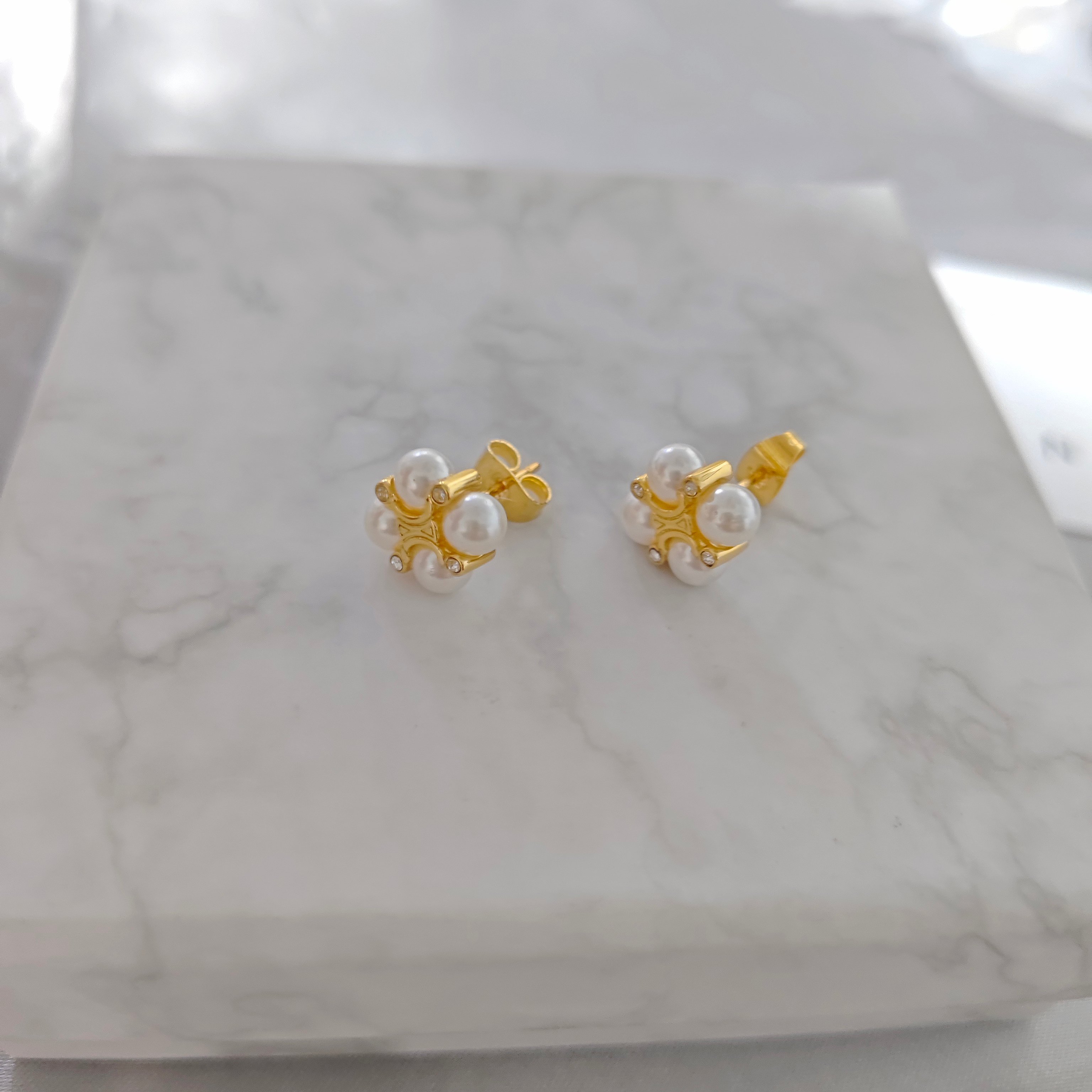 ￥88 赛琳耳饰：迷你凯旋门珍珠耳钉女2025新款爆款高级感耳环小巧精致花朵耳饰