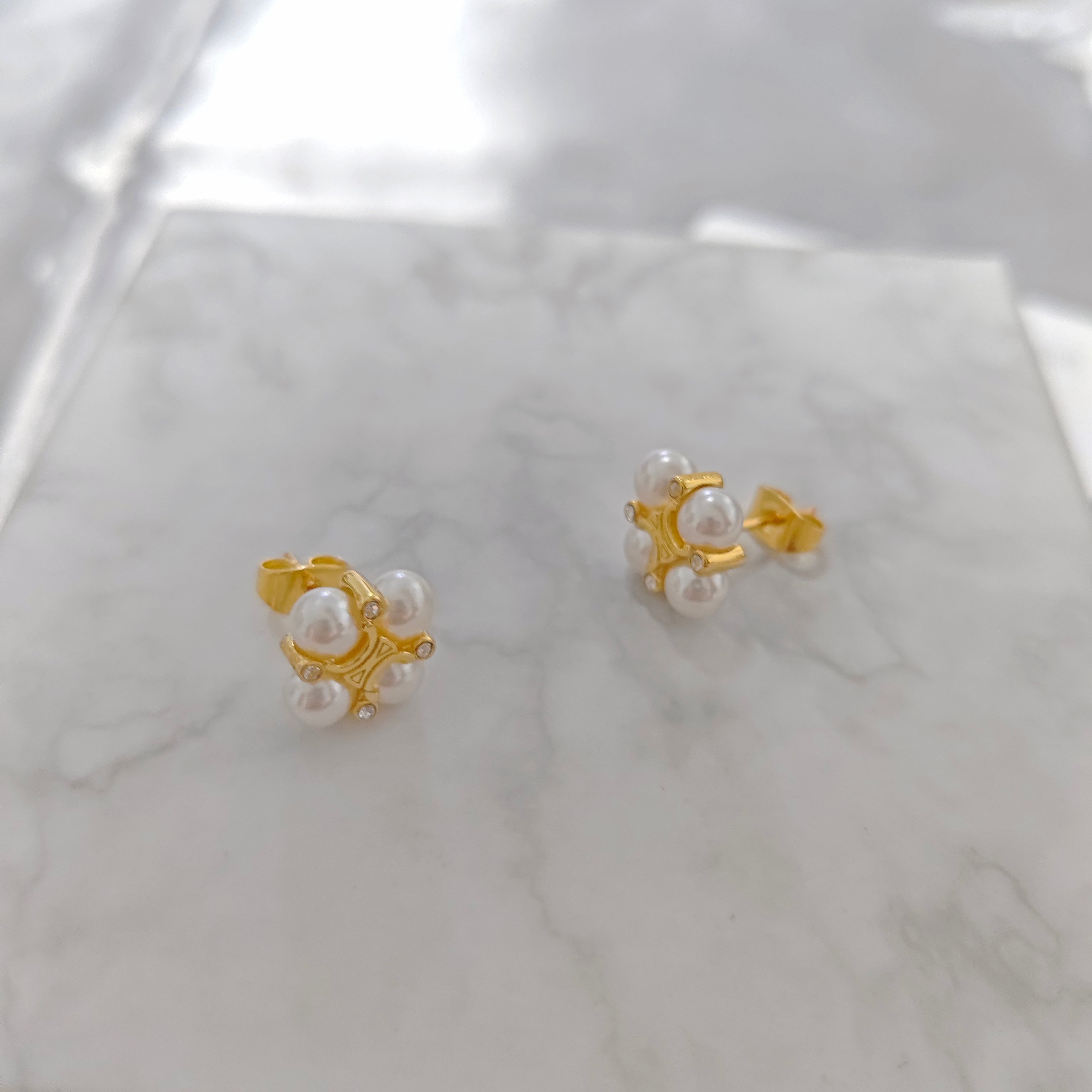 ￥88 赛琳耳饰：迷你凯旋门珍珠耳钉女2025新款爆款高级感耳环小巧精致花朵耳饰