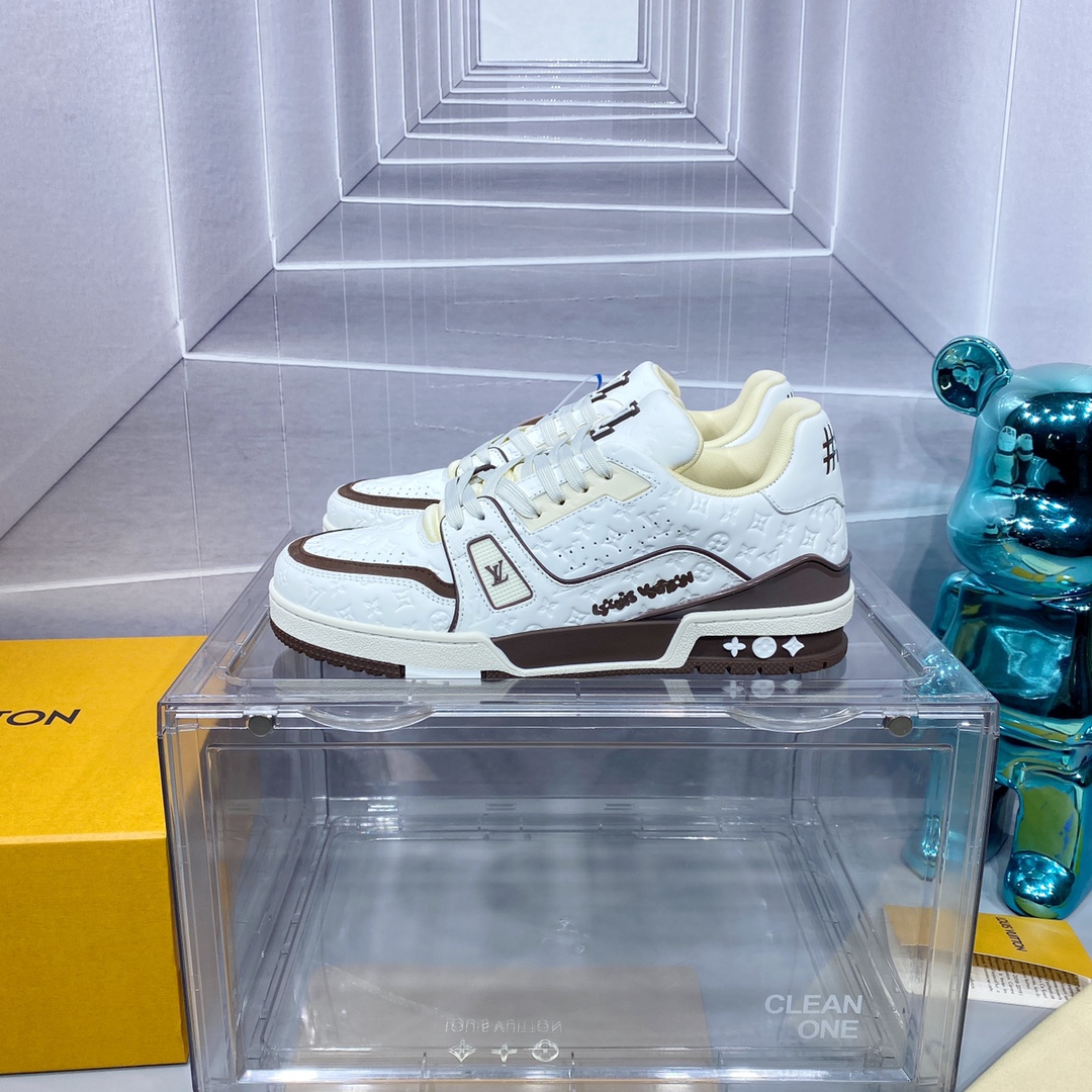 
P380
𝙇𝙑 2024/𝐒𝐒 𝐧𝐞𝐰 路易威登走秀滑板鞋爆款， LOUIS VUITTON Trainer无疑是奢侈品牌推出的最成功的Sneaker之一，不过探索的脚步并不会停，LOUISVUITTON也将在2023年春季带来全新滑板鞋系列。图中新系列回到了90年代 Chunky Skate Shoes面包鞋既视感，皮革与网面打造鞋面，肥大的廓形与粗鞋带都非常惹眼，预计也会像Trainer一样拥有相当多的配色。结合此前 DIOR秀场滑板鞋来看，明年或许这股Chunky风会更加强劲。 Size:女35-40 男39-46