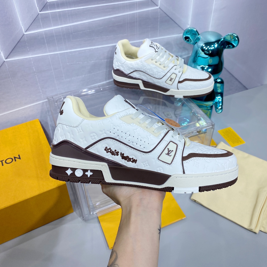 
P380
𝙇𝙑 2024/𝐒𝐒 𝐧𝐞𝐰 路易威登走秀滑板鞋爆款， LOUIS VUITTON Trainer无疑是奢侈品牌推出的最成功的Sneaker之一，不过探索的脚步并不会停，LOUISVUITTON也将在2023年春季带来全新滑板鞋系列。图中新系列回到了90年代 Chunky Skate Shoes面包鞋既视感，皮革与网面打造鞋面，肥大的廓形与粗鞋带都非常惹眼，预计也会像Trainer一样拥有相当多的配色。结合此前 DIOR秀场滑板鞋来看，明年或许这股Chunky风会更加强劲。 Size:女35-40 男39-46