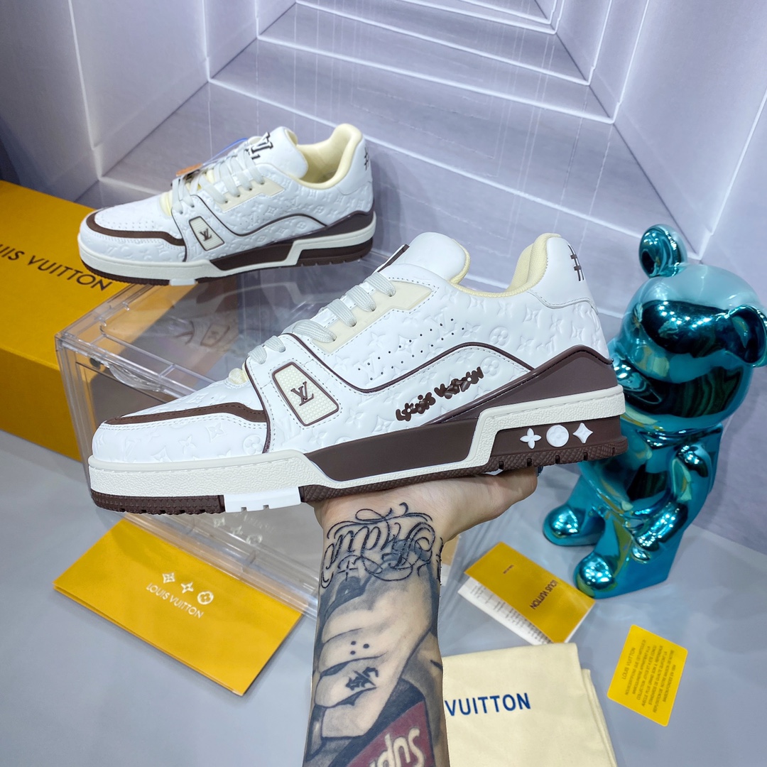 
P380
𝙇𝙑 2024/𝐒𝐒 𝐧𝐞𝐰 路易威登走秀滑板鞋爆款， LOUIS VUITTON Trainer无疑是奢侈品牌推出的最成功的Sneaker之一，不过探索的脚步并不会停，LOUISVUITTON也将在2023年春季带来全新滑板鞋系列。图中新系列回到了90年代 Chunky Skate Shoes面包鞋既视感，皮革与网面打造鞋面，肥大的廓形与粗鞋带都非常惹眼，预计也会像Trainer一样拥有相当多的配色。结合此前 DIOR秀场滑板鞋来看，明年或许这股Chunky风会更加强劲。 Size:女35-40 男39-46