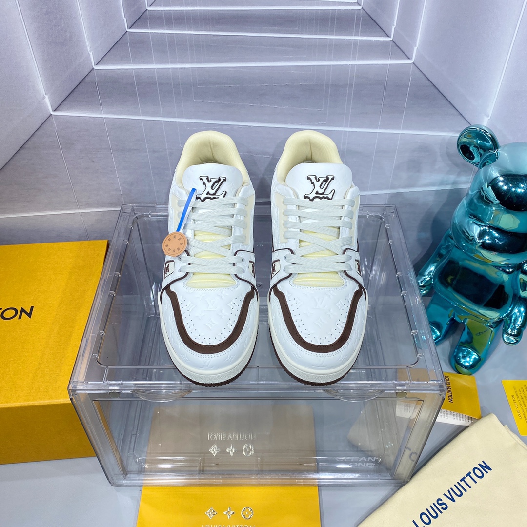 
P380
𝙇𝙑 2024/𝐒𝐒 𝐧𝐞𝐰 路易威登走秀滑板鞋爆款， LOUIS VUITTON Trainer无疑是奢侈品牌推出的最成功的Sneaker之一，不过探索的脚步并不会停，LOUISVUITTON也将在2023年春季带来全新滑板鞋系列。图中新系列回到了90年代 Chunky Skate Shoes面包鞋既视感，皮革与网面打造鞋面，肥大的廓形与粗鞋带都非常惹眼，预计也会像Trainer一样拥有相当多的配色。结合此前 DIOR秀场滑板鞋来看，明年或许这股Chunky风会更加强劲。 Size:女35-40 男39-46