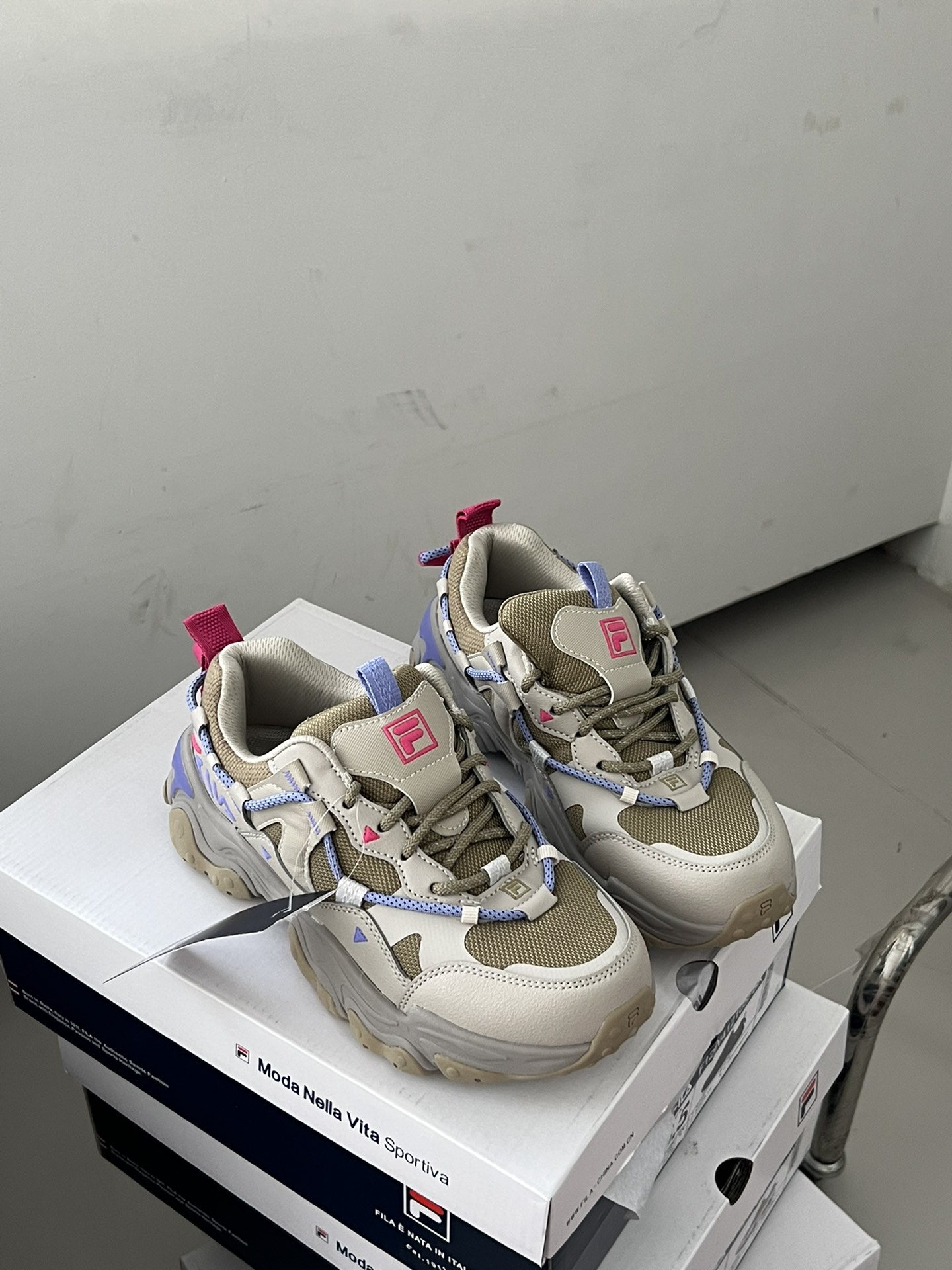 Chunky sneaker silhouette featuring an outdoor-inspired grey-green base - Comprehensive 3