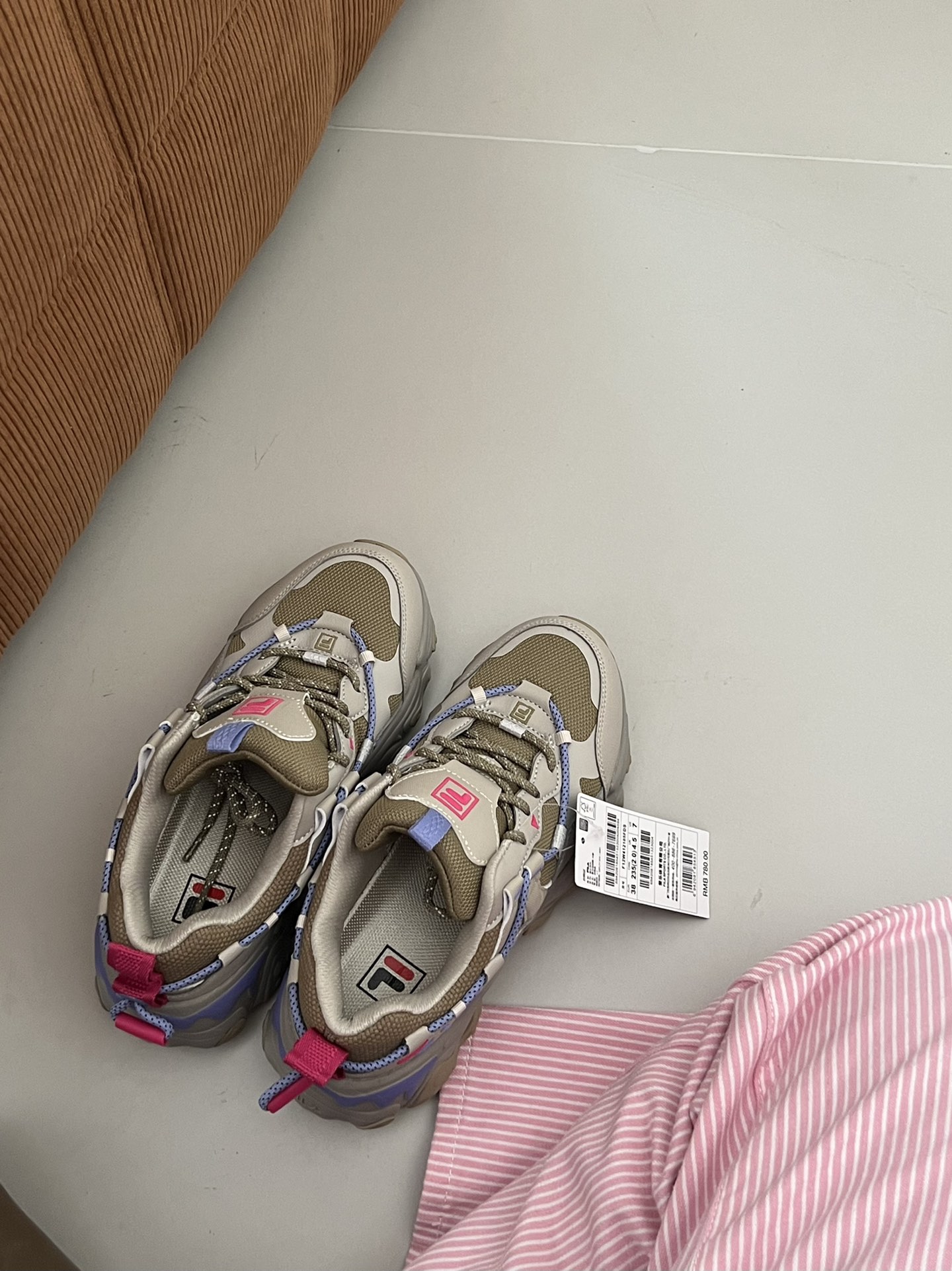 Chunky sneaker silhouette featuring an outdoor-inspired grey-green base - Comprehensive 6