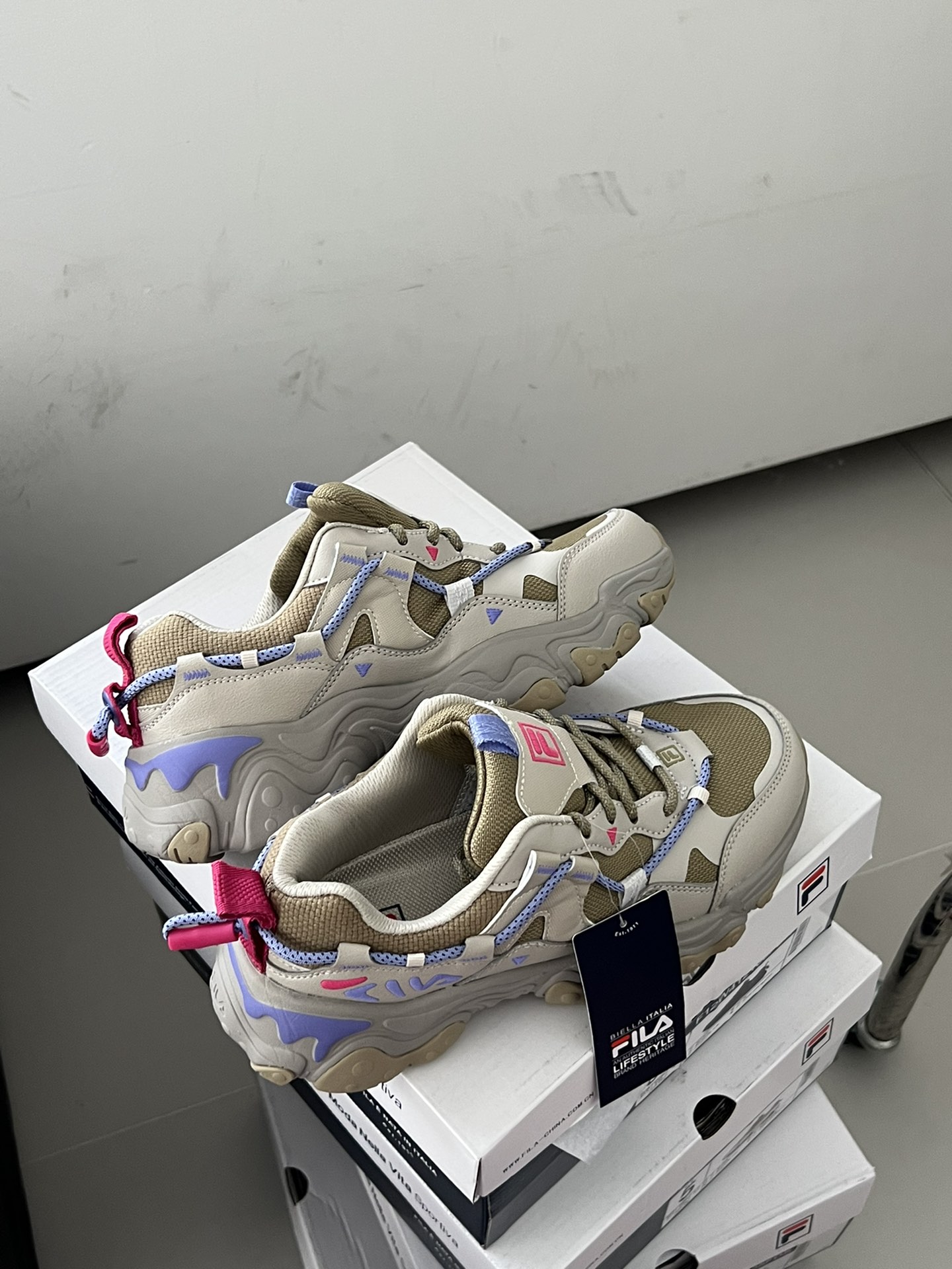 Chunky sneaker silhouette featuring an outdoor-inspired grey-green base - Comprehensive 4