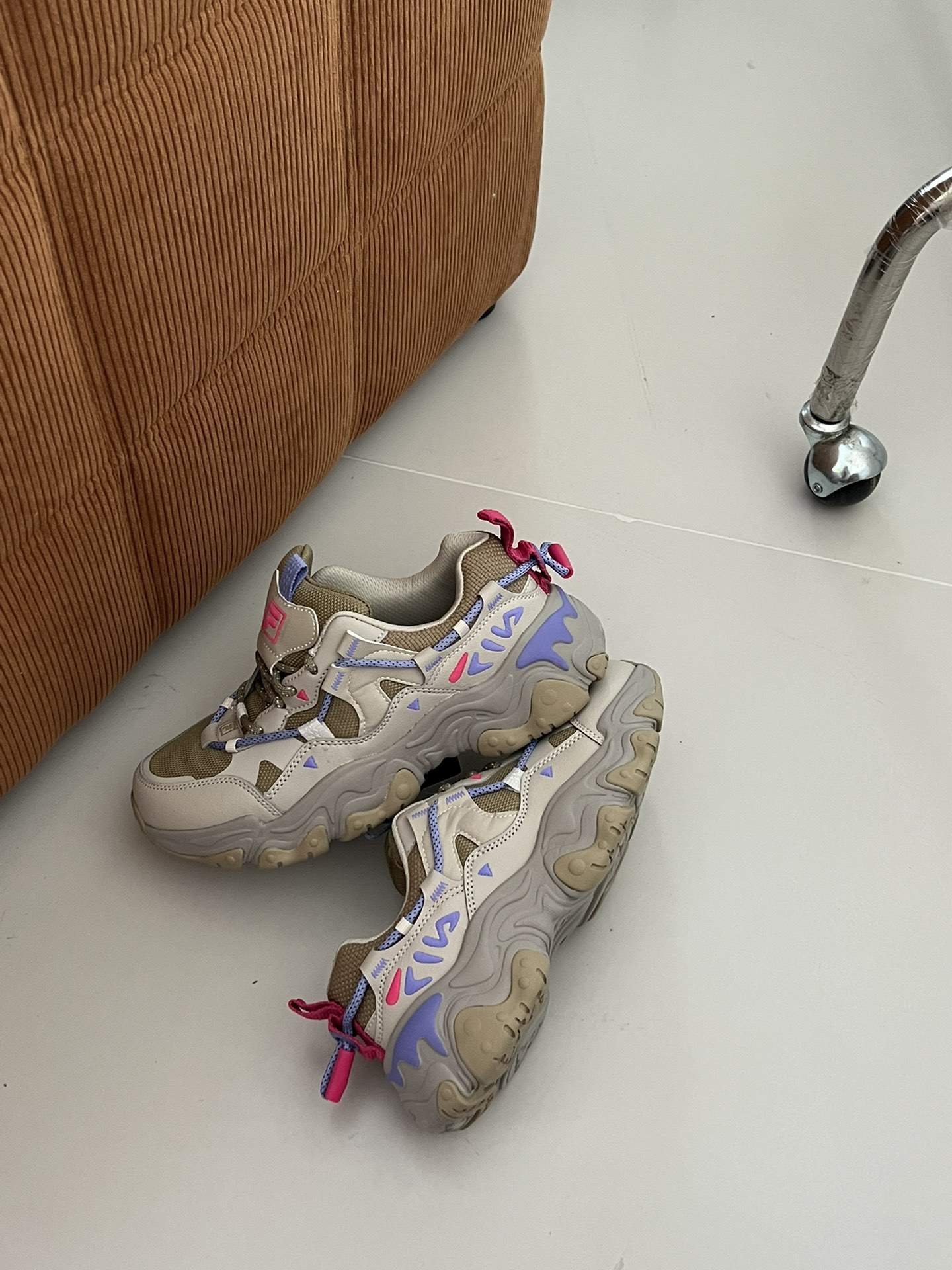 Chunky sneaker silhouette featuring an outdoor-inspired grey-green base - Comprehensive 5