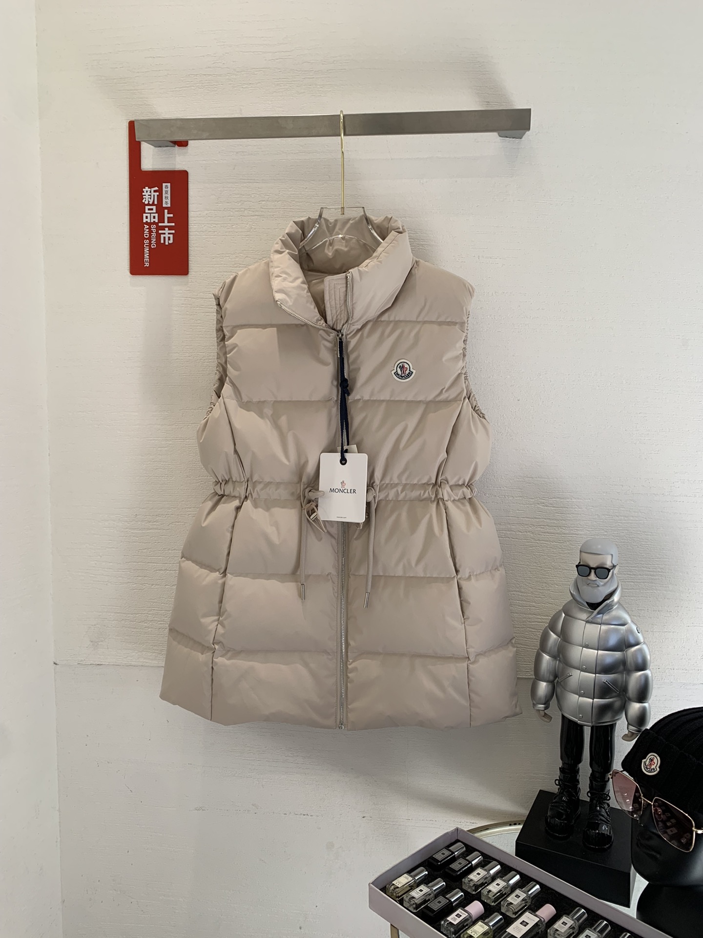 Moncler/蒙口Gerardmer秋冬女士可收腰立领羽绒马甲码数0-1-2颜色卡其黑色