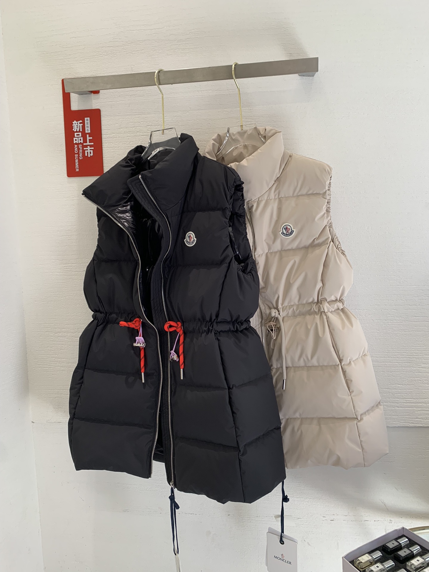 Moncler/蒙口Gerardmer秋冬女士可收腰立领羽绒马甲码数0-1-2颜色卡其黑色