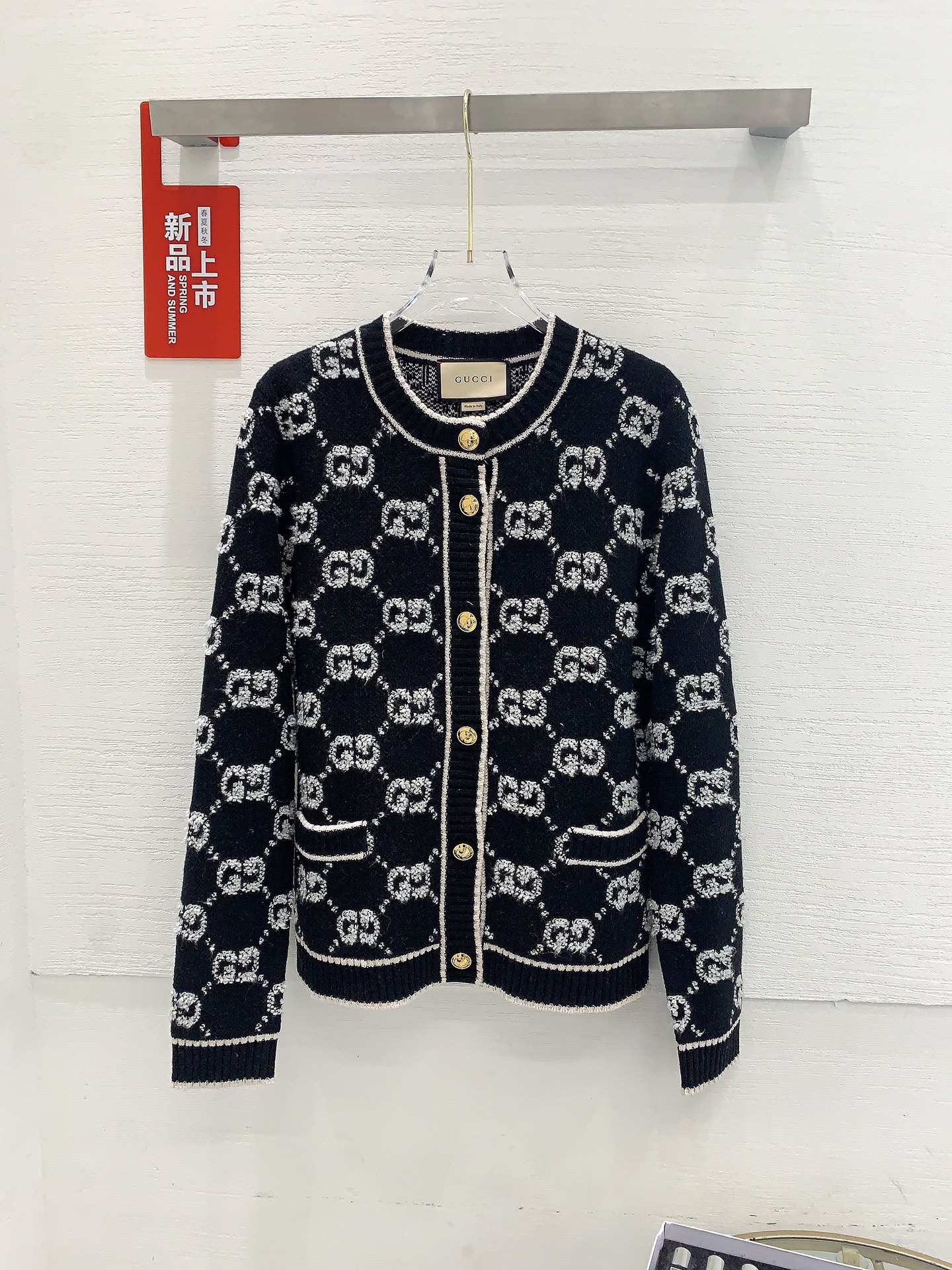 NO:307180,[G-letter cardigan with a circle] Official website price 1 We choose the high-cost [high-end 50-primitive wool], refer to the original version to perform [1:1 coloring and dyeing yarn], with the color similarity of up to 95. The difference between worsted wool and wool is in the sensory effect. Half of the wool is rich and flat, with a warm feeling of hand touch. There is no wrinkle after folding and pressing. The wool body is soft and has strong elasticity. It is one of the essential wool materials for high-end goods. We use [German Imported Machine 7-needle machine] to weave the loom, refer to the original version, and perform [11 test flower pattern]. The thickness, height, and number of twisted ropes are displayed as the original version. Each group of flower patterns adopts the dynamic density of the imported machine.  Control the pattern of each group of flower shapes with corresponding density. The overall pattern effect is compared with the original version, and the effect is full. It will not be like those ordinary computers woven horizontally. In order to get the goods efficiently, the speed is up to the limit. The woven piece of clothing is different in size, the font code and the flower sheets are used. Our whole piece of clothing, the pattern of the piece of clothing is cleaned, and the pattern of the piece will not appear. This greatly ensures the texture and clearness of the pattern of the piece.,,alexander wang19860909【脱圈花G字母开衫】官网价1 毛料我们选用成本较高的【高端50臻品羊毛】,参照原版进行【1:1打色及定染纱线】,颜色相似度高达95以上,精纺羊毛和羊毛的区别在于感官效果上 ,羊毛一半绒面丰厚平整,手触有温暖感,折压后无折皱痕,毛料身松软,回弹性强,是高端货的必选毛料之一； 织机我们采用【德国进口机7针机器】进行编织,参照原版,进行【11测试花型】,花型的厚度,高度,扭绳的支数,展现的都与原版一摸一样,每组花型,采用进口机的 动态密度 进行控制,每组花型都有相应的密度,整体花型效果对比原版,效果拉满,不会像那些普通电脑横机织出来,为了效率赶货,速度开到极限,织出来的衣片针路大小不一、走字码、花片情况,我们的整件衣服,衣片的纹路清洗、不走字码、不会出现衣片花片的情况,大大的保障了衣片的质感、纹路的清晰.,,alexander wang,Women's clothing