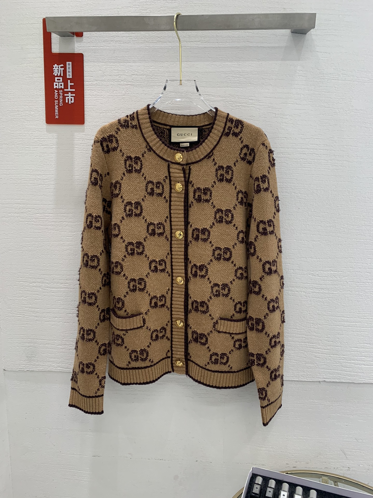 NO:307185,[G-letter cardigan with a circle] Official website price 1l We choose the high-cost [high-end 50-primitive wool], refer to the original version to perform [1:1 coloring and fixed dyeing yarn], with the color similarity up to 95. The difference between worsted wool and wool lies in the sensory effect. Half of the wool is rich and flat, with a warm feeling of hand touch. There is no wrinkle after folding and pressing. The wool body is soft and has strong elasticity. It is one of the essential wool materials for high-end goods. We use [German Imported Machine 7-needle machine] to weave the loom, refer to the original version, and perform [11 test flower pattern]. The thickness, height, and number of twisted ropes are displayed as the original version. Each group of flower patterns adopts the dynamic density of the imported machine.  Control the pattern of each group of flower shapes with corresponding density. The overall pattern effect is compared with the original version, and the effect is full, and it will not be woven like those ordinary computers. In order to get the goods efficiently, the speed is up to the limit. The woven piece of clothing is different in size, the font code and the flower sheets are used. Our whole piece of clothing, the pattern of the piece of clothing is cleaned, and the pattern of the piece will not appear. This greatly ensures the texture and clearness of the pattern of the piece.,,alexander wang19860909【脱圈花G字母开衫】官网价1l 毛料我们选用成本较高的【高端50臻品羊毛】,参照原版进行【1:1打色及定染纱线】,颜色相似度高达95以上,精纺羊毛和羊毛的区别在于感官效果上 ,羊毛一半绒面丰厚平整,手触有温暖感,折压后无折皱痕,毛料身松软,回弹性强,是高端货的必选毛料之一； 织机我们采用【德国进口机7针机器】进行编织,参照原版,进行【11测试花型】,花型的厚度,高度,扭绳的支数,展现的都与原版一摸一样,每组花型,采用进口机的 动态密度 进行控制,每组花型都有相应的密度,整体花型效果对比原版,效果拉满,不会像那些普通电脑横机织出来,为了效率赶货,速度开到极限,织出来的衣片针路大小不一、走字码、花片情况,我们的整件衣服,衣片的纹路清洗、不走字码、不会出现衣片花片的情况,大大的保障了衣片的质感、纹路的清晰.,,alexander wang,Women's clothing