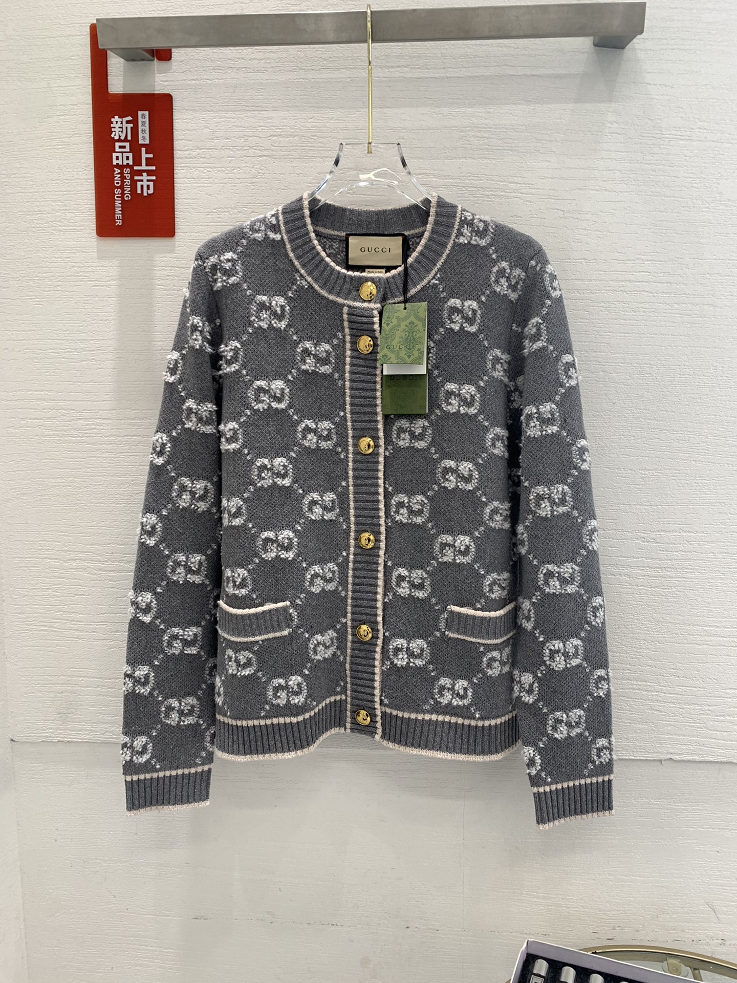 NO:307182,[G-letter cardigan] official website price gray) We choose the high-cost [high-end 50-primitive wool], refer to the original version to perform the [1:1 coloring and fixed dyeing yarn], with the color similarity of up to 95. The difference between worsted wool and wool is in the sensory effect. Half of the wool is rich and flat, with a warm feeling of hand touch. There is no wrinkle after folding and pressing. The wool body is soft and has strong elasticity. It is one of the essential wool materials for high-end goods. We use the [German Imported Machine 7-needle machine] to weave the loom, refer to the original version, and perform the [11 test flower pattern]. The thickness, height, and number of twisted ropes are displayed as the original version. Each group of flower patterns adopts the dynamic density of the imported machine.  Control the pattern of each group of flower shapes with corresponding density. The overall pattern effect is compared with the original version, and the effect is full. It will not be like those ordinary computers woven horizontally. In order to get the goods efficiently, the speed is up to the limit. The woven piece of clothing is different in size, the font code and the flower sheets are used. Our whole piece of clothing, the pattern of the piece of clothing is cleaned, and the pattern of the piece will not appear. This greatly ensures the texture and clearness of the pattern of the piece.,,alexander wang19860909【脱圈花G字母开衫】官网价灰色） 毛料我们选用成本较高的【高端50臻品羊毛】,参照原版进行【1:1打色及定染纱线】,颜色相似度高达95以上,精纺羊毛和羊毛的区别在于感官效果上 ,羊毛一半绒面丰厚平整,手触有温暖感,折压后无折皱痕,毛料身松软,回弹性强,是高端货的必选毛料之一； 织机我们采用【德国进口机7针机器】进行编织,参照原版,进行【11测试花型】,花型的厚度,高度,扭绳的支数,展现的都与原版一摸一样,每组花型,采用进口机的 动态密度 进行控制,每组花型都有相应的密度,整体花型效果对比原版,效果拉满,不会像那些普通电脑横机织出来,为了效率赶货,速度开到极限,织出来的衣片针路大小不一、走字码、花片情况,我们的整件衣服,衣片的纹路清洗、不走字码、不会出现衣片花片的情况,大大的保障了衣片的质感、纹路的清晰.,,alexander wang,Women's clothing