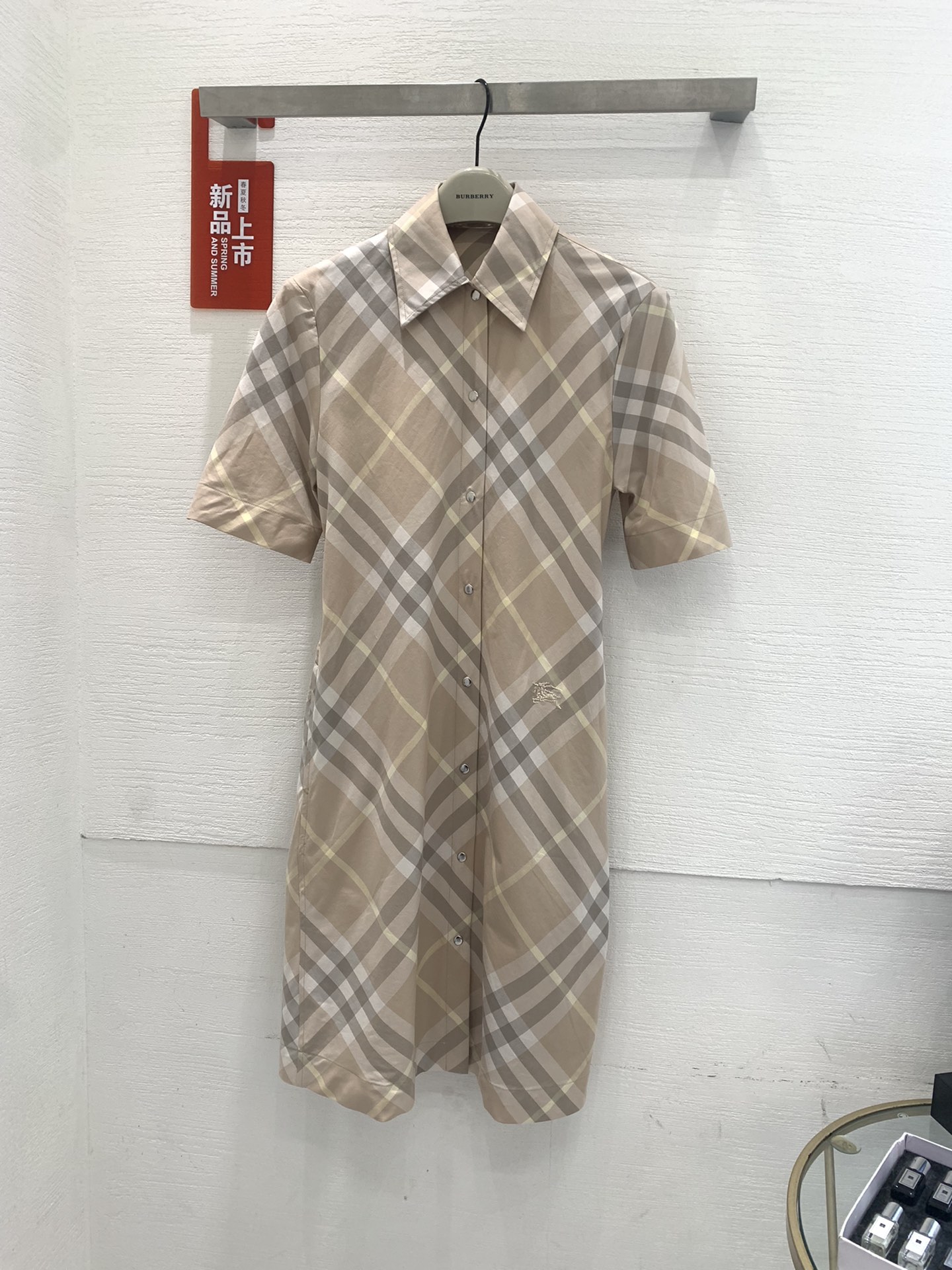 NO:312878,【New Style】BURBERRY Women's plaid cotton shirt dress Casual style Size uk6-8-10-12 Point-collar shirt dress, made of cotton twill fabric, decorative worsted Burberry plaid. Snap-button belt on the back, and the equestrian knight logo (EKD) embroidery at the waist. Snap-button plaid side pockets Equestrian knight logo (EKD) embroidery at the waist. Equestrian knight logo (EKD) embroidery casual style, burberry, skirts, shirts, alexander wang19860909【新款】BURBERRY 女装 格纹棉质衬衫式连衣裙 休闲版型 码数uk6-8-10-12 尖领衬衫式连衣裙,选用棉质斜纹面料打造,装饰精纺 Burberry 格纹.背部设有按扣式腰带,腰部点缀马术骑士徽标(EKD)刺绣.按扣开襟侧插袋 腰部饰有马术骑士徽标(EKD)刺绣休闲版型,,burberry,skirts,shirts,alexander wang,Women's clothing