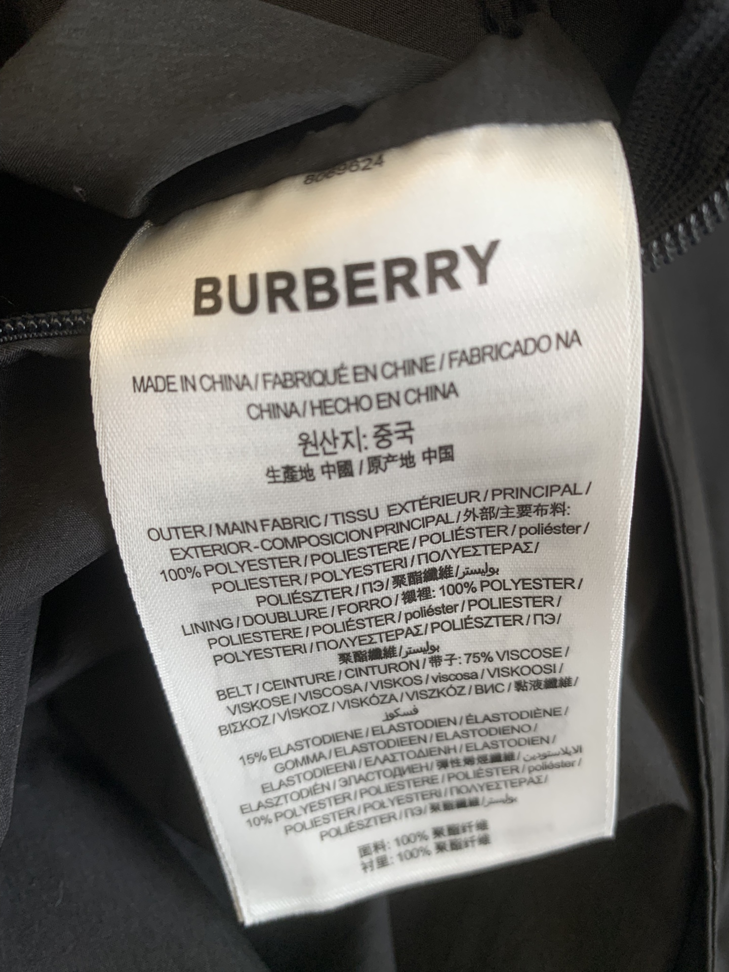 BURBERRY女马术骑士印花束带风雪大衣精美装饰丝网印花工艺呈现的同色系马术骑士徽标EKD采用可调节式