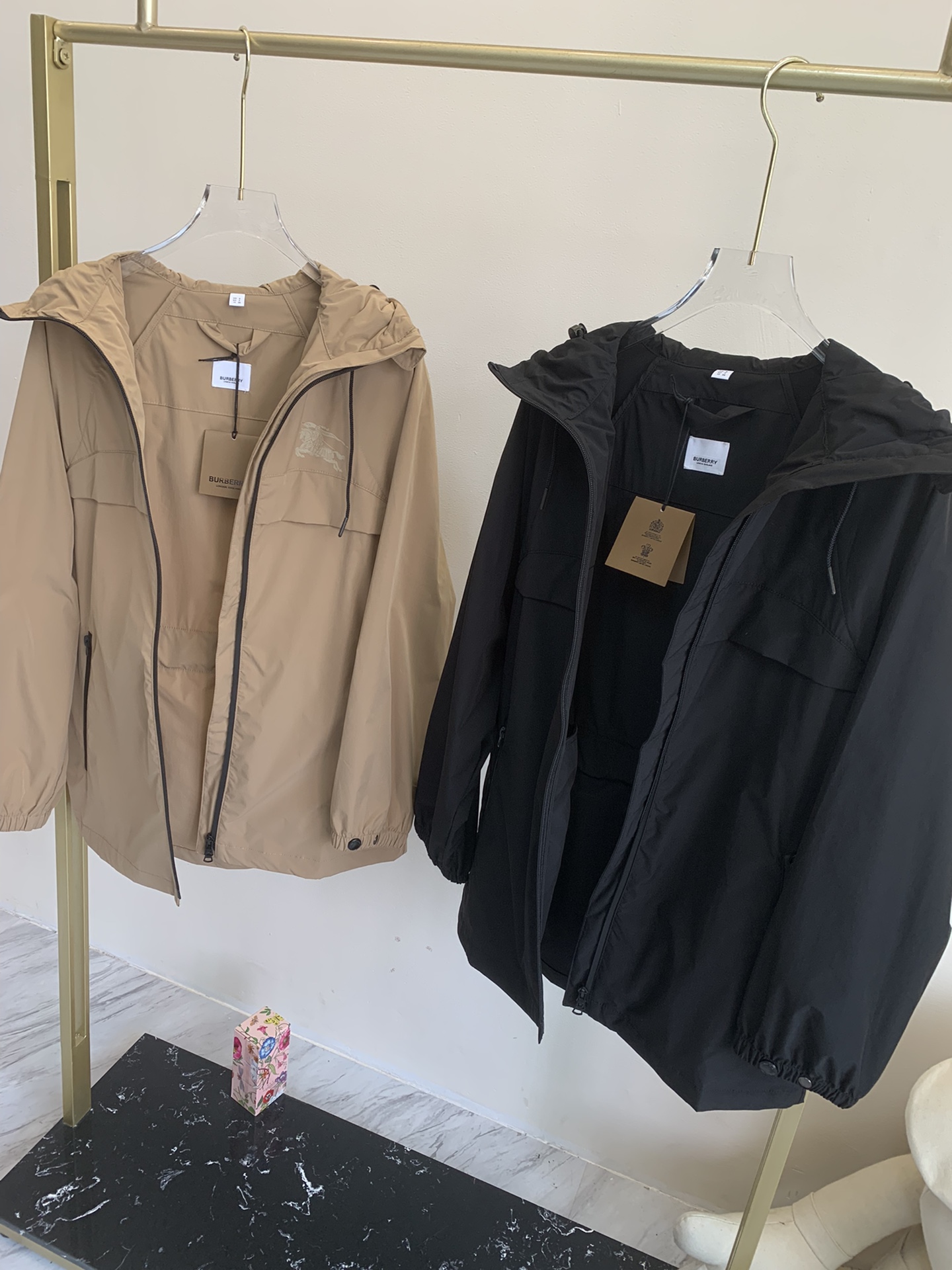 BURBERRY博柏利24SS4女马术骑士印花束带风衣码数02-04-06颜色杏色*黑色