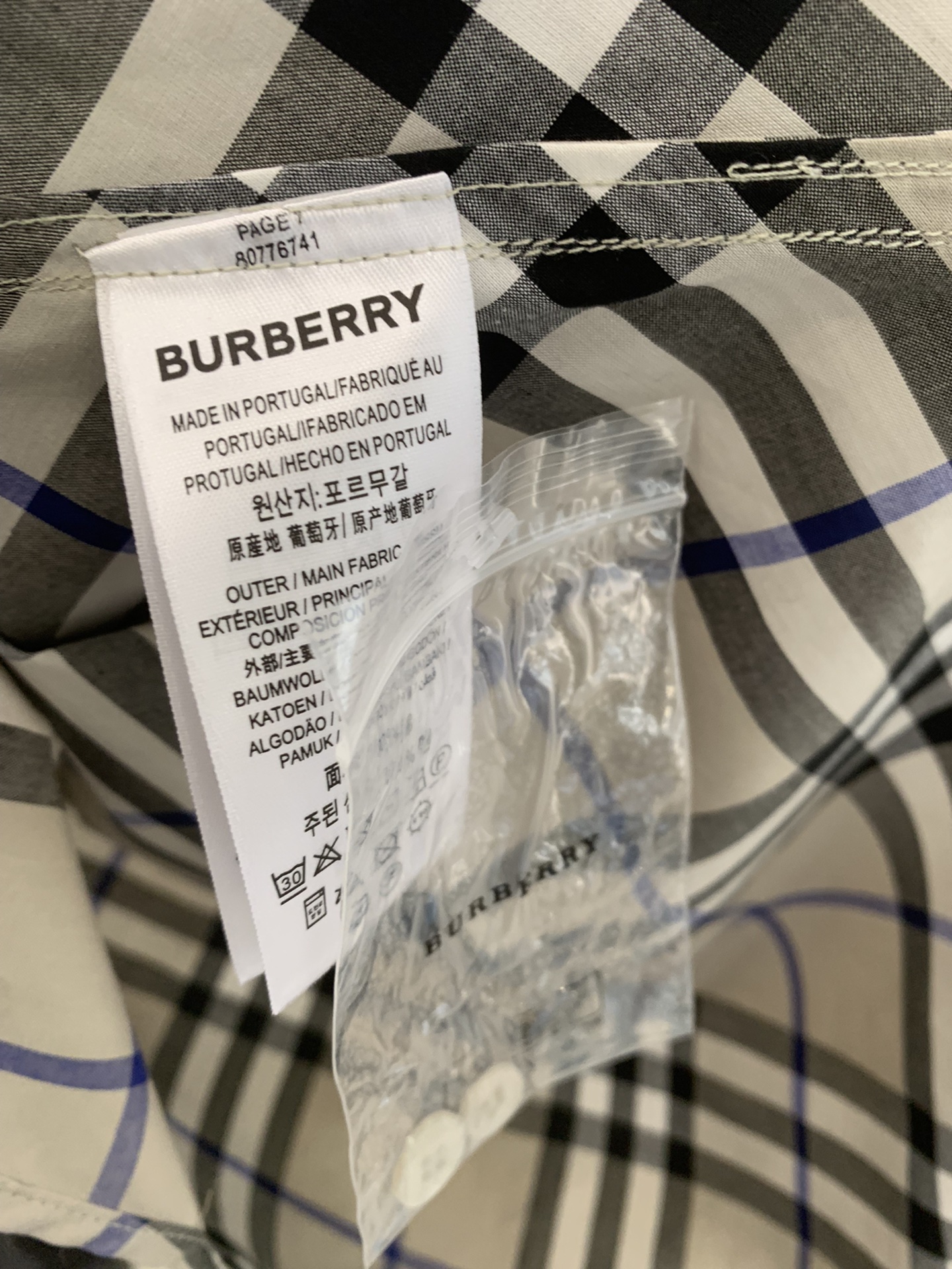 万能穿搭来咯这套衣服真的嗑在我的心巴上哈哈新款Burberry草莓短T搭配新款斜格纹撞色衬衣下身淡色牛仔