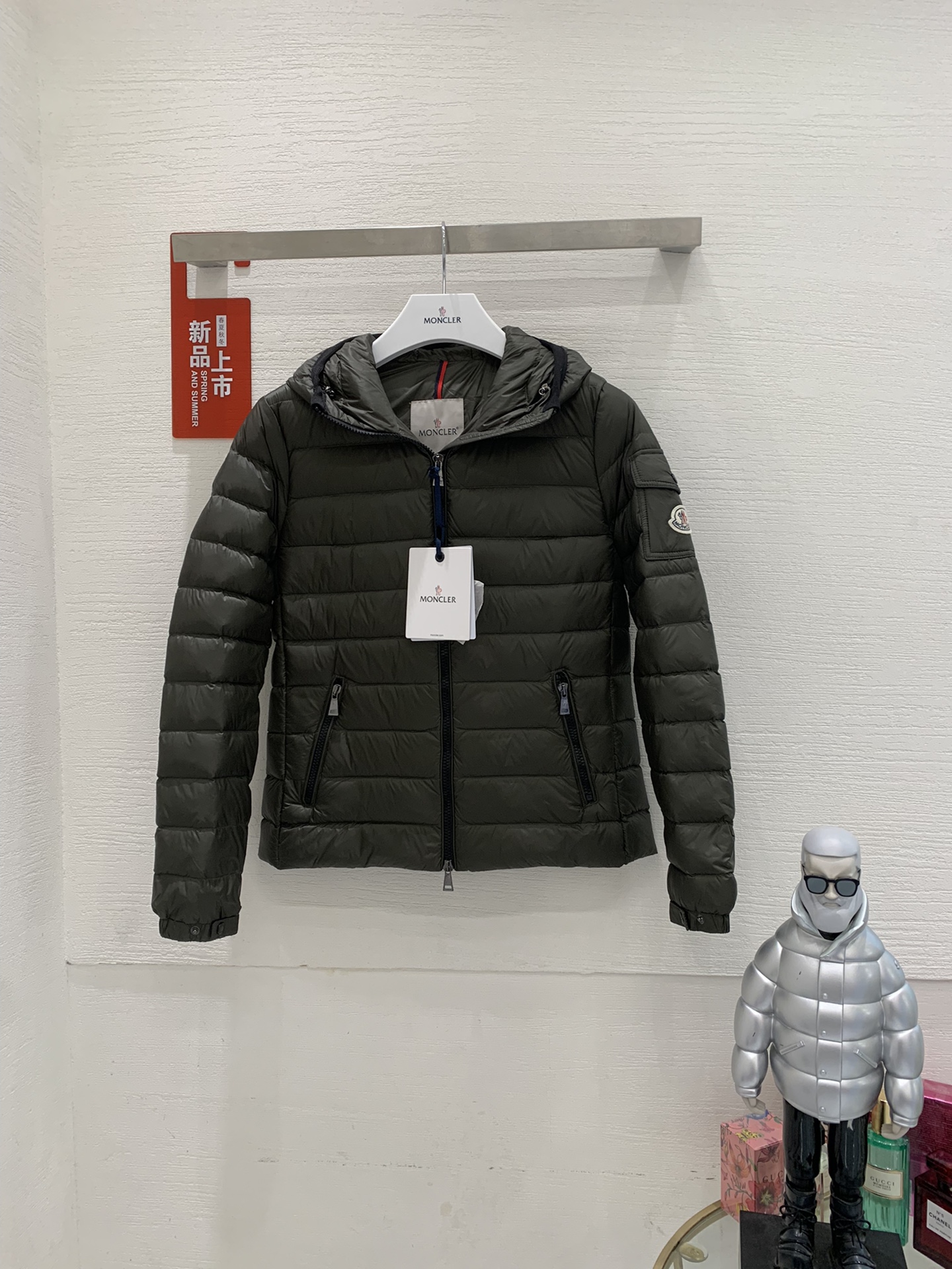 Haut
 Moncler Vêtements Manteaux & Blousons Veste En Duvet Femmes Collection automne – hiver Top à capuche