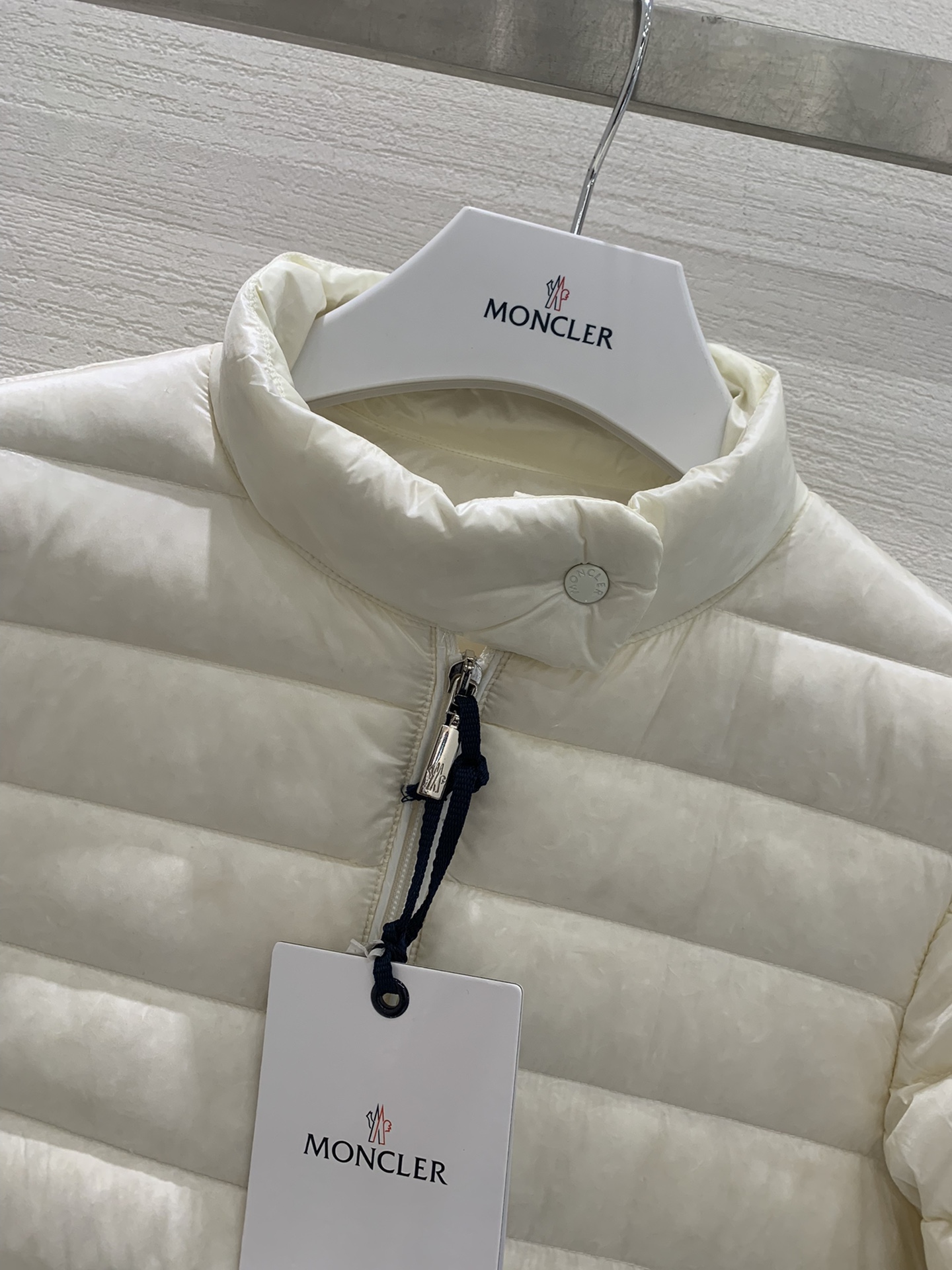 MonclerLANS系列新款还没入秋就已经火爆得不行的款式轻薄便携加上简约不简单的设计风格立领修身的设