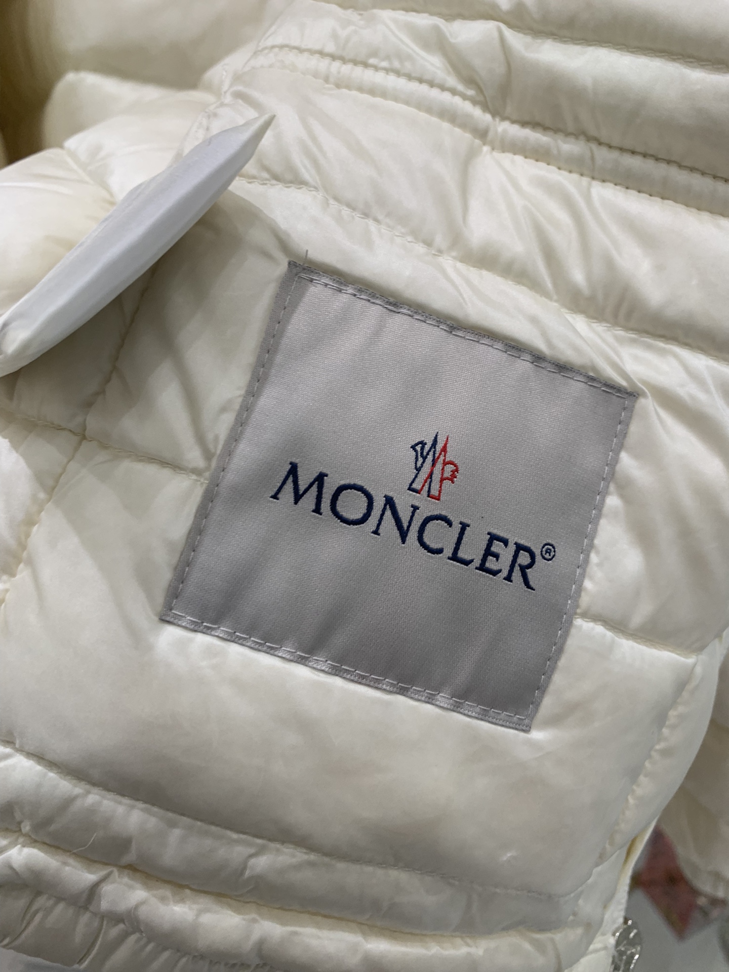 MonclerLANS系列新款还没入秋就已经火爆得不行的款式轻薄便携加上简约不简单的设计风格立领修身的设