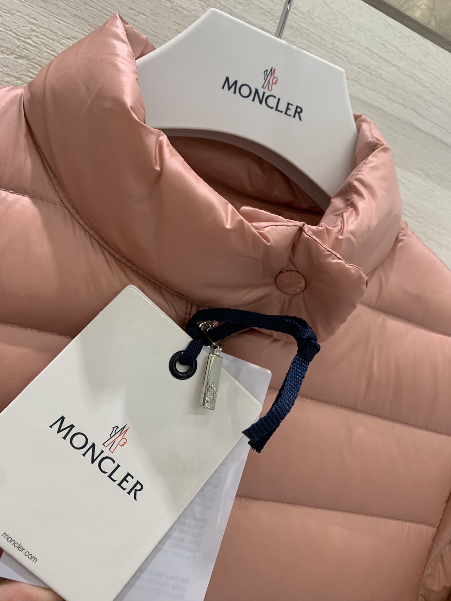 MonclerLANS系列新款还没入秋就已经火爆得不行的款式轻薄便携加上简约不简单的设计风格立领修身的设