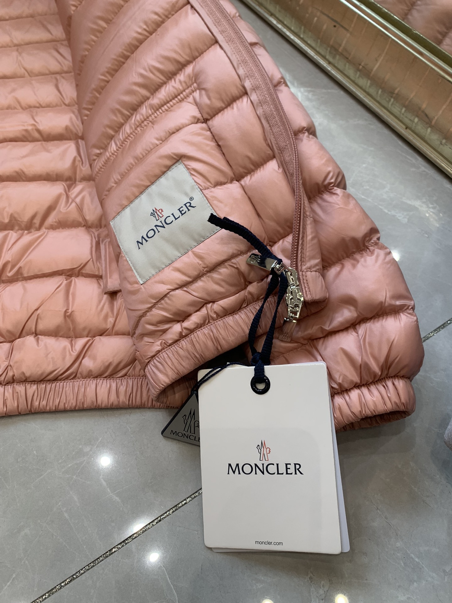 MonclerLANS系列新款还没入秋就已经火爆得不行的款式轻薄便携加上简约不简单的设计风格立领修身的设