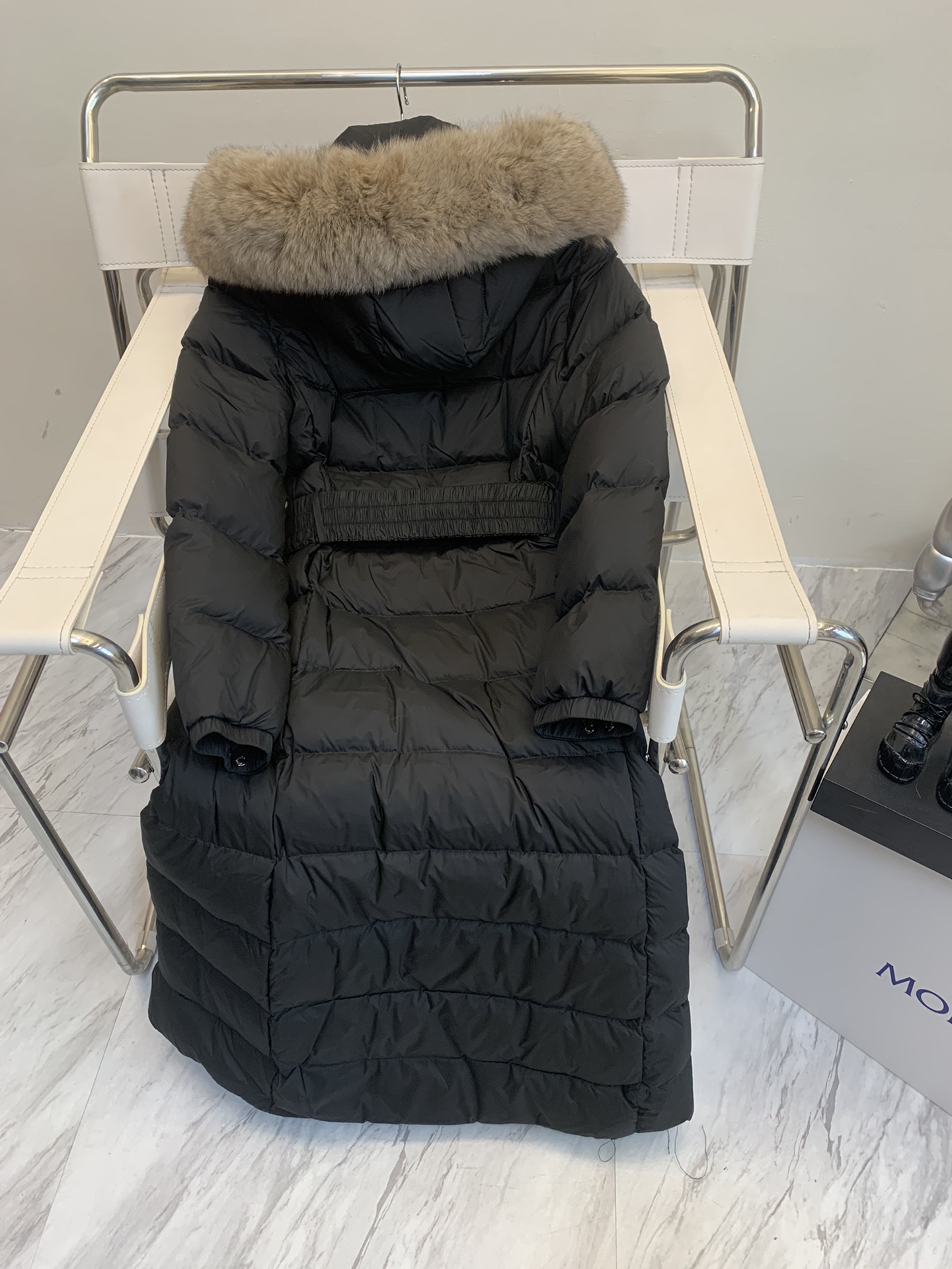 这是一款蒙口羽绒服的完美版本!!!!从头到脚🦶给予你足够的温暖最气人的是它还修身 它还采用了蒙口经典的亮