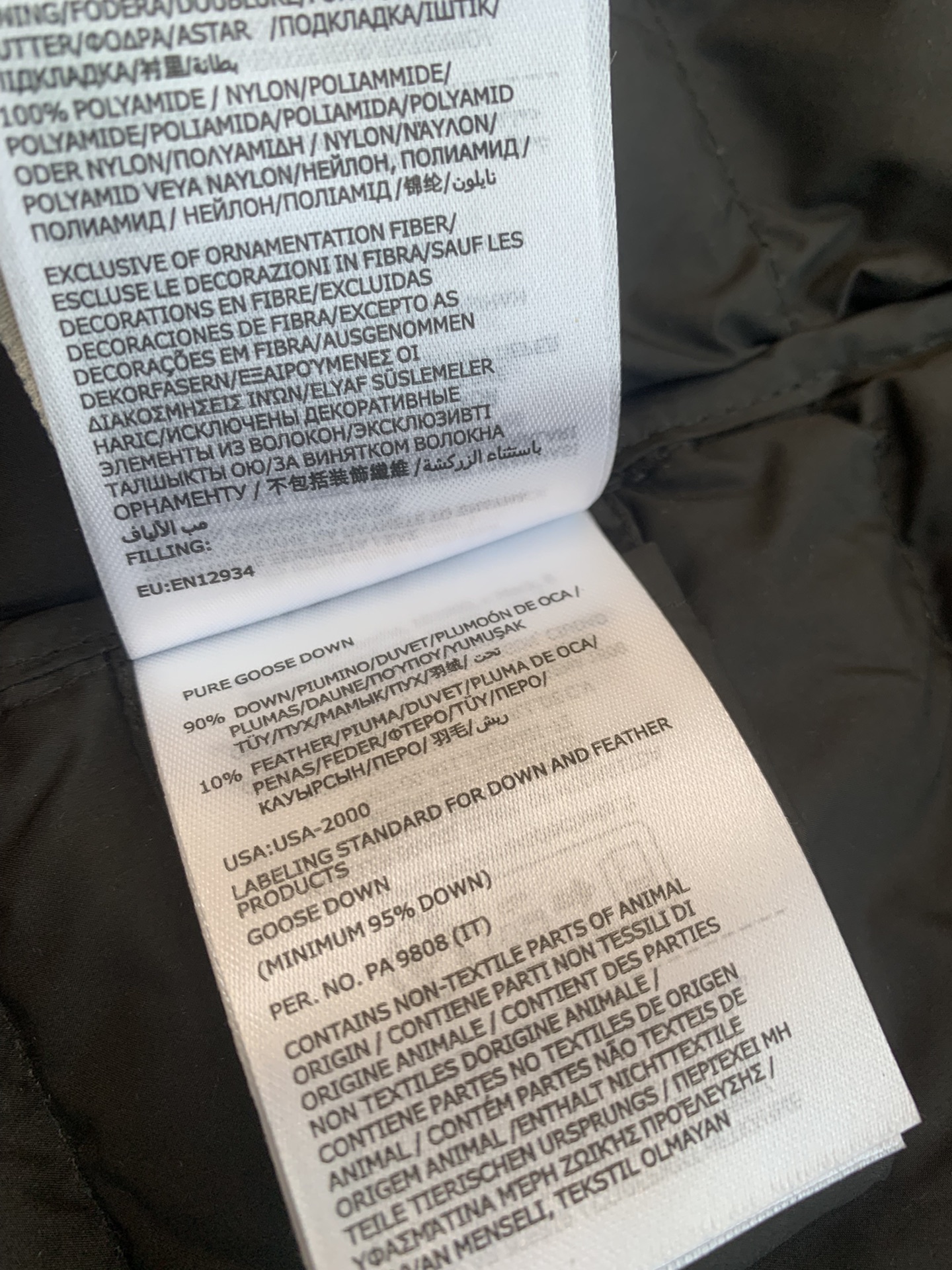 这是一款蒙口羽绒服的完美版本!!!!从头到脚🦶给予你足够的温暖最气人的是它还修身 它还采用了蒙口经典的亮