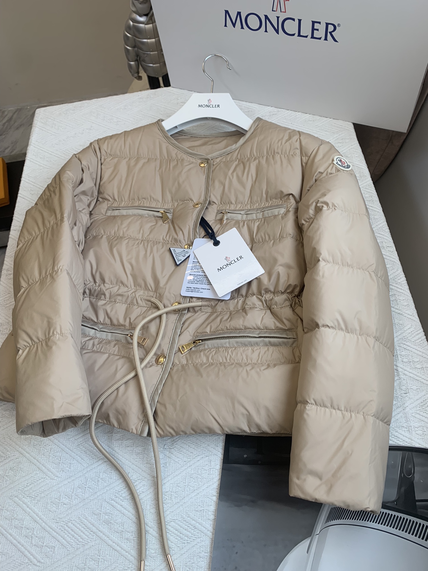 moncler2024新款女士小香风气质薄款圆领羽绒服款号ECHIONE尺码0123