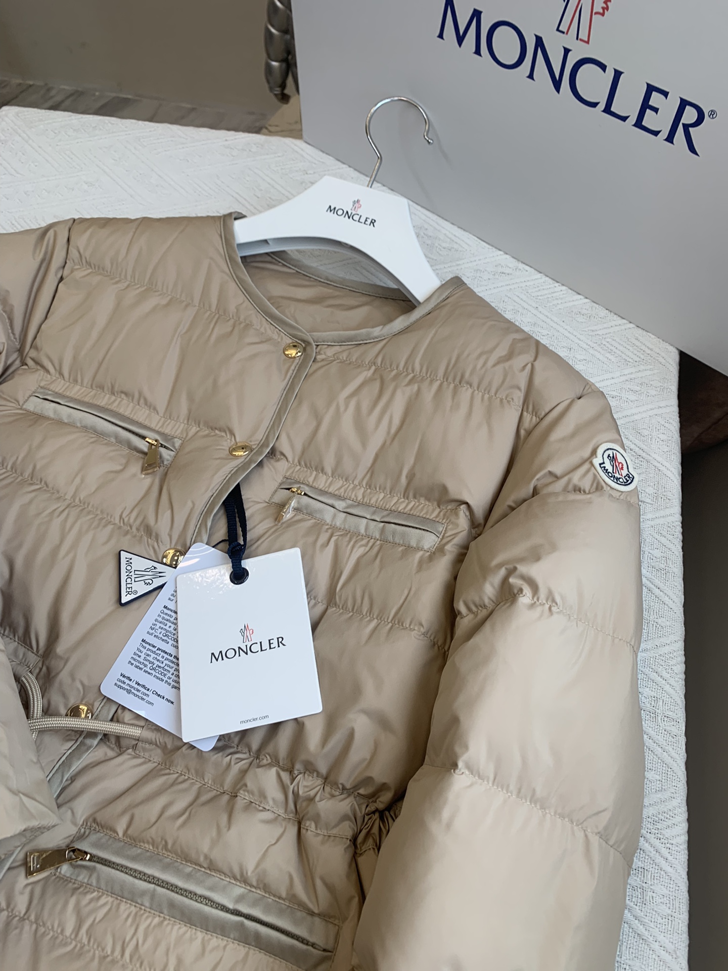 moncler2024新款女士小香风气质薄款圆领羽绒服款号ECHIONE尺码0123