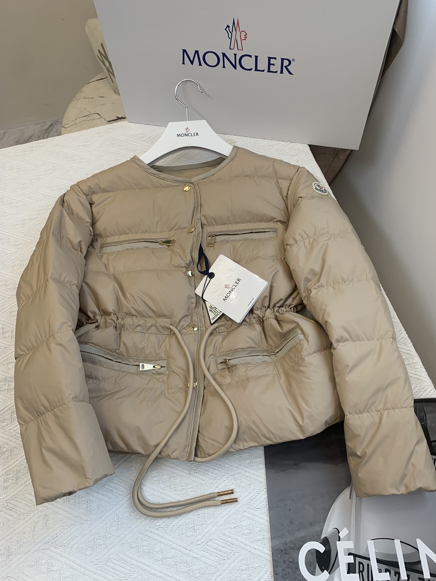 moncler2024新款女士小香风气质薄款圆领羽绒服款号ECHIONE尺码0123