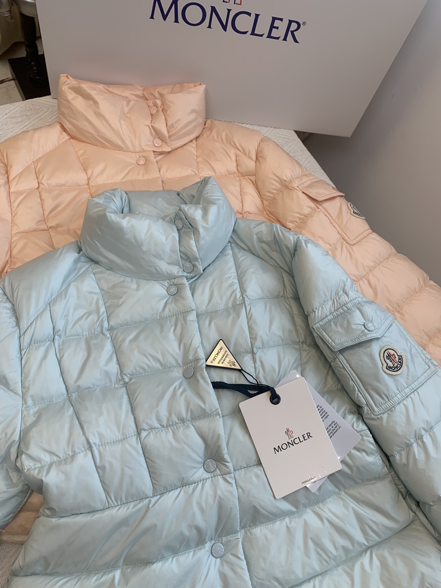 Moncler/蒙口Aminia24秋冬立领后尾裙摆轻薄女士羽绒服外套码数0-1-2颜色杏色黑色蓝色采用