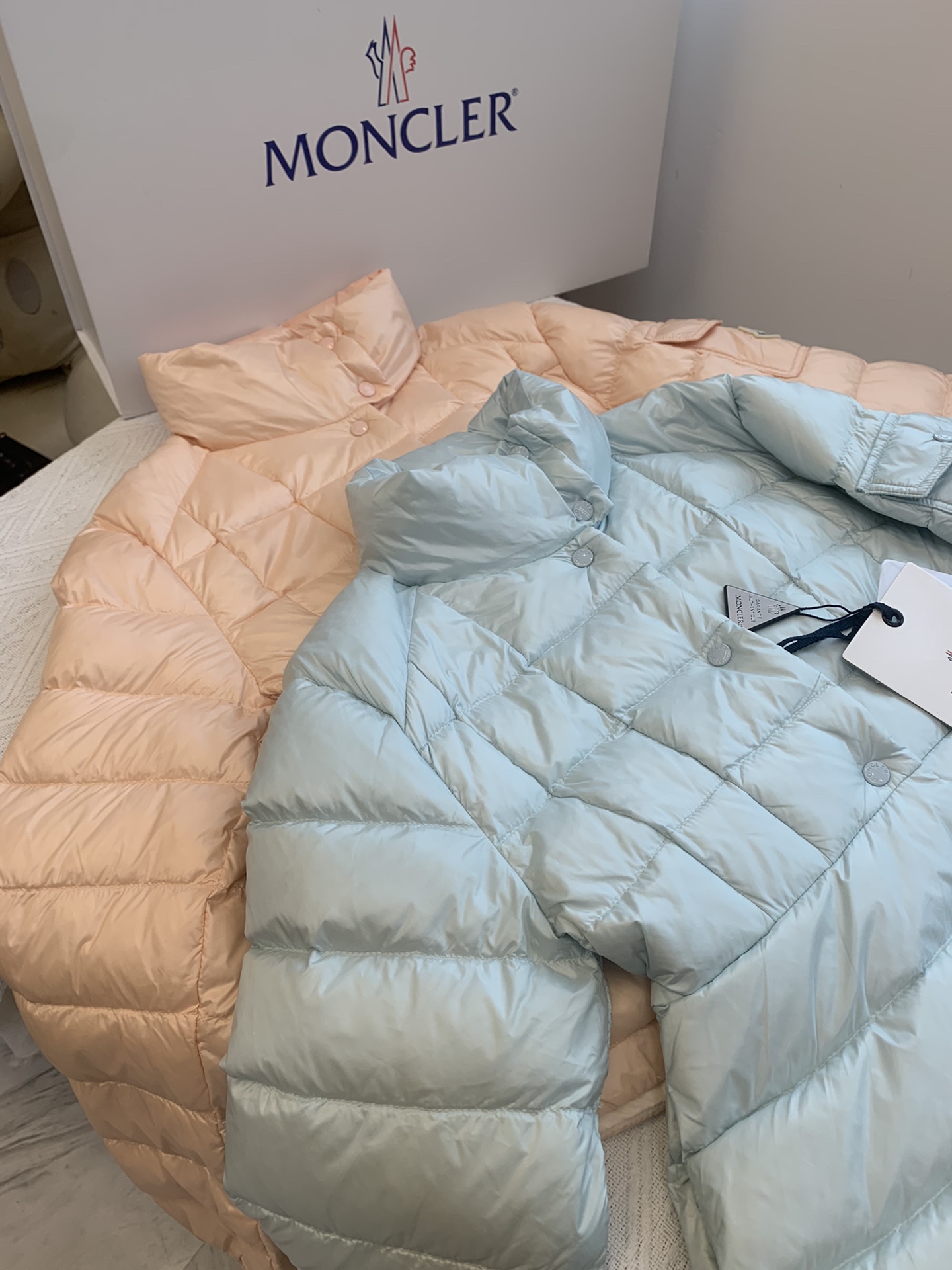 Moncler/蒙口Aminia24秋冬立领后尾裙摆轻薄女士羽绒服外套码数0-1-2颜色杏色黑色蓝色采用