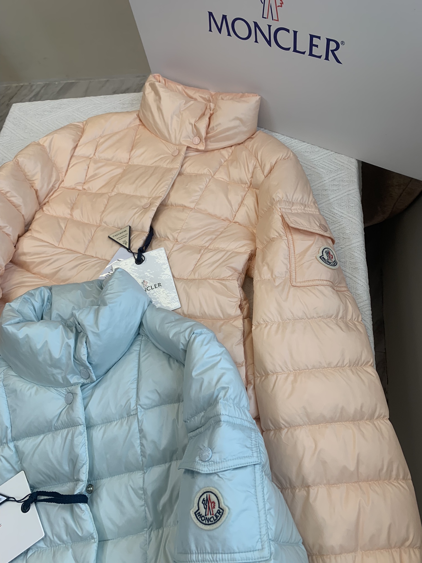 Moncler/蒙口Aminia24秋冬立领后尾裙摆轻薄女士羽绒服外套码数0-1-2颜色杏色黑色蓝色采用